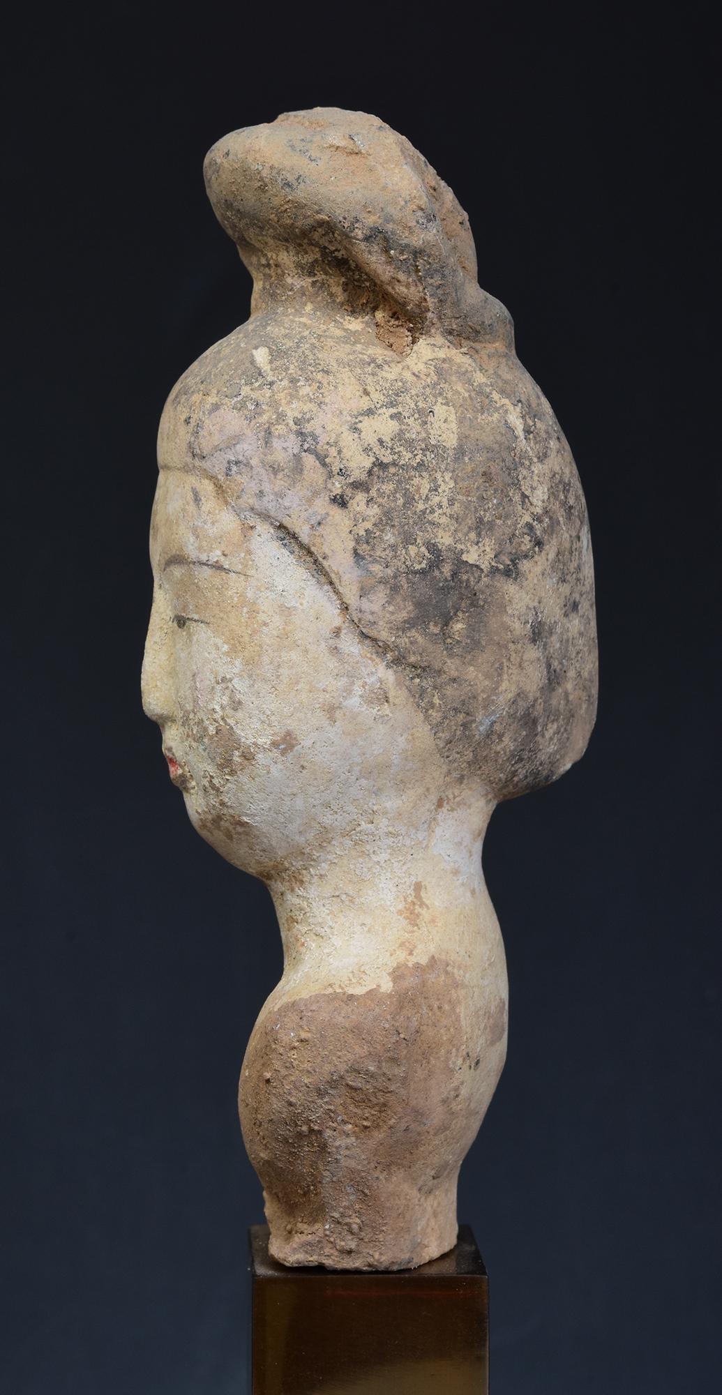 Dynastie Tang, poterie chinoise ancienne peinte Torse de dame de cour avec Stand Bon état - En vente à Sampantawong, TH