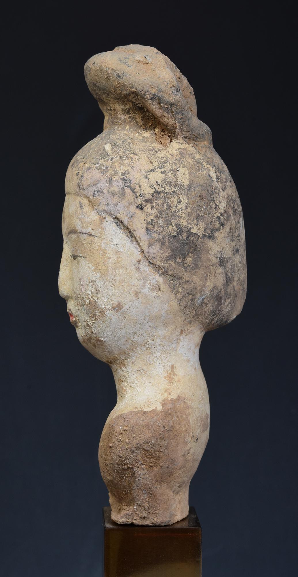 Tang Dynasty, antike chinesische bemalte Keramik Torso einer Hofdame mit Stand im Zustand „Gut“ im Angebot in Sampantawong, TH