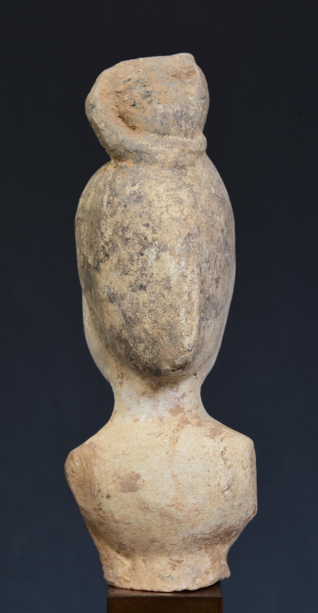 Tang Dynasty, antike chinesische bemalte Keramik Torso einer Hofdame mit Stand (18. Jahrhundert und früher) im Angebot
