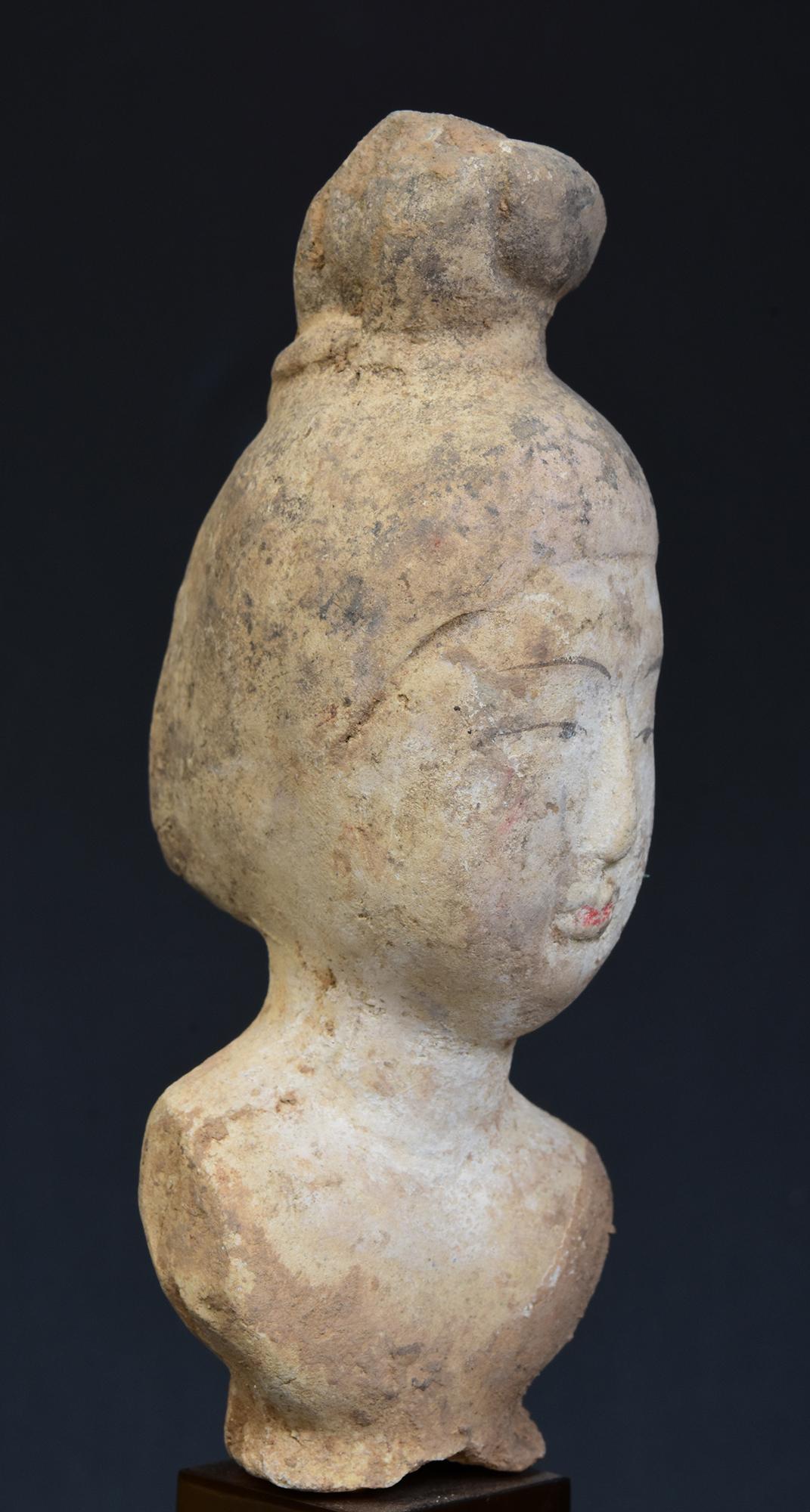 Dynastie Tang, poterie chinoise ancienne peinte Torse de dame de cour avec Stand en vente 2