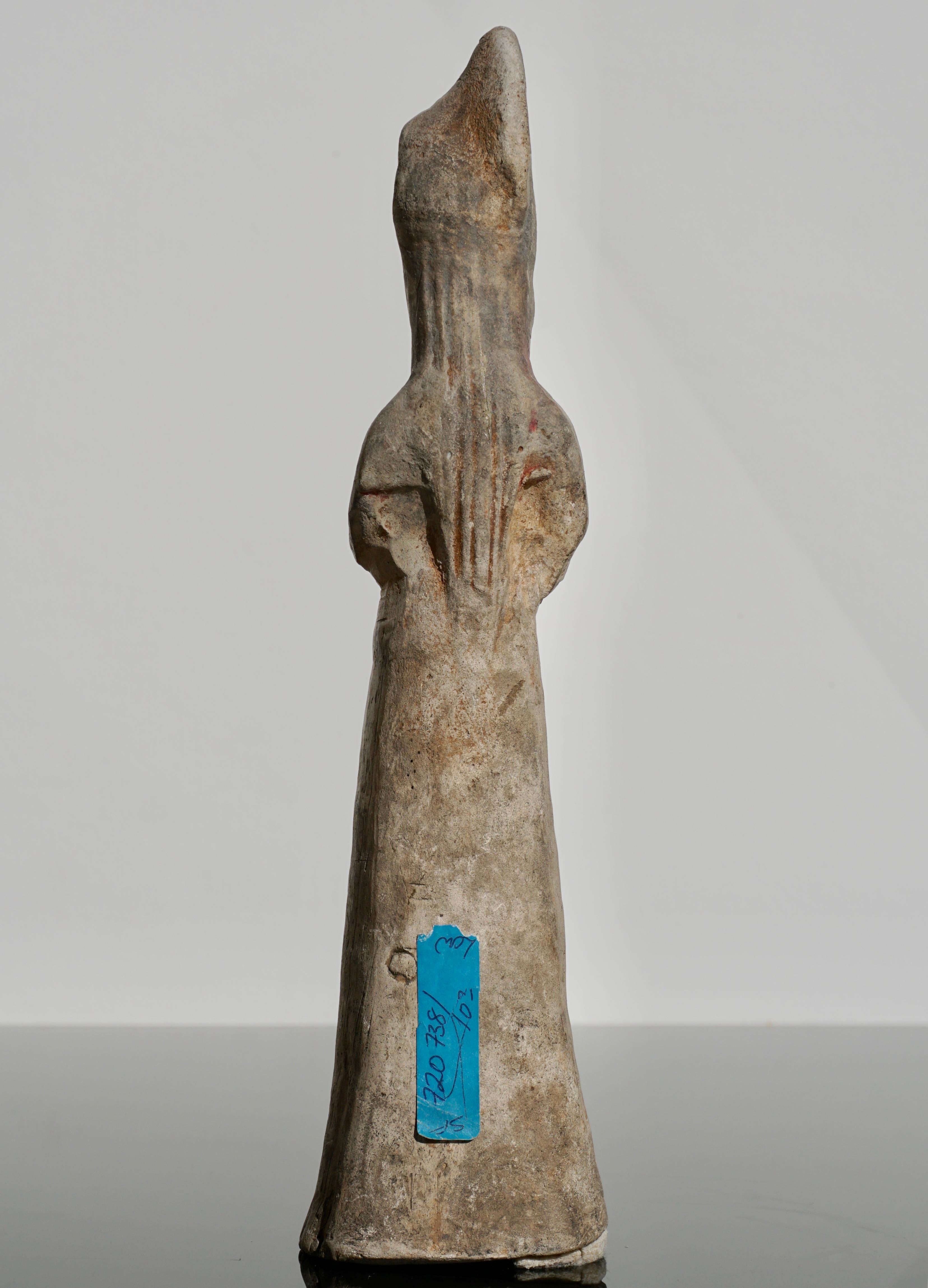 Tang Dynasty Female Figure Pottery Sculpture In Good Condition In Dallas, TX
