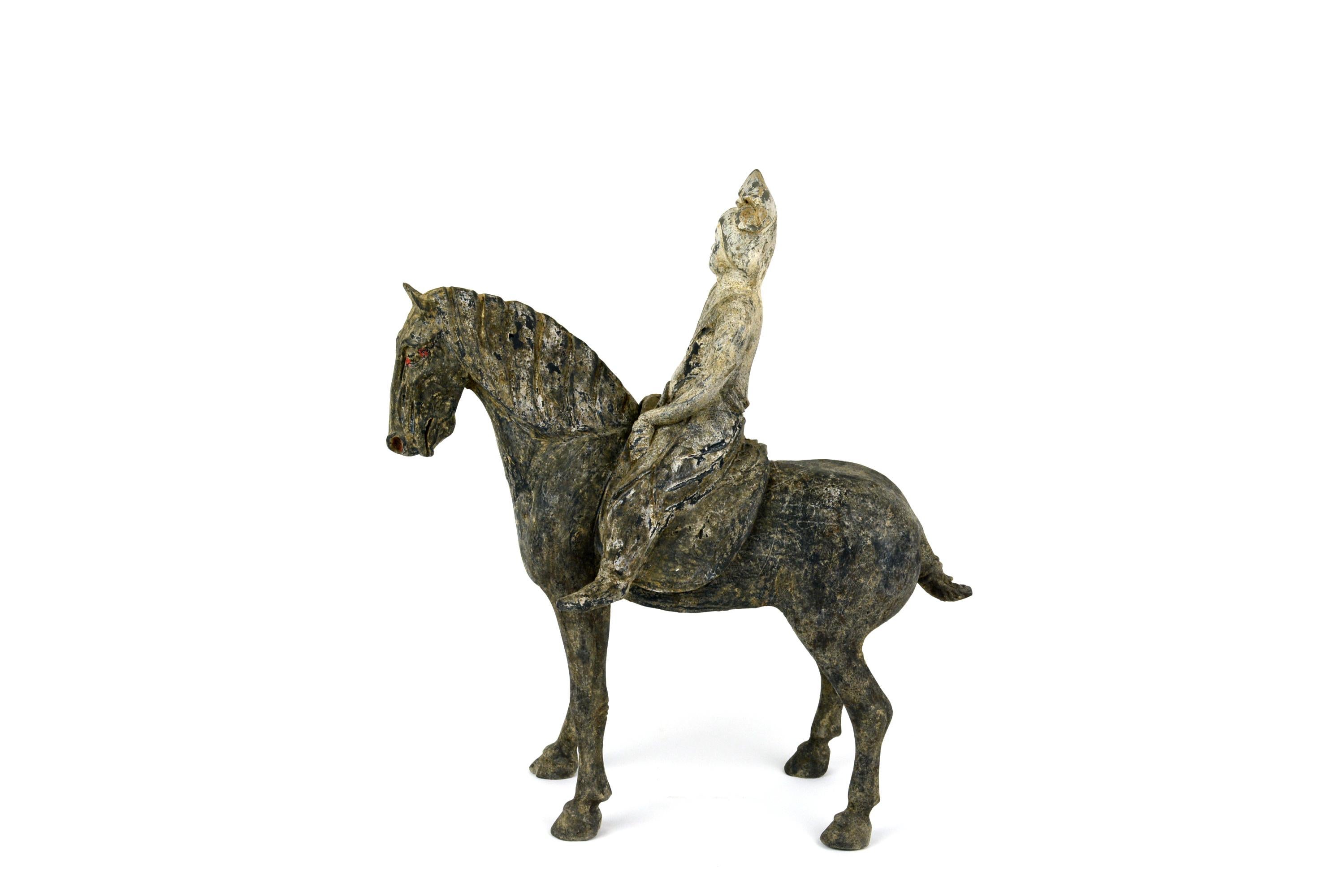 Tang Equestrian mit abnehmbarem Reiter	12h
Die frühe unglasierte Tang-Keramik zeichnet sich durch ihren Realismus und die elegante Form des Pferdes aus.  Dieses Pferd hat eine abnehmbare Reiterin. Die abgebildete Reiterin ist eine adlige Dame in