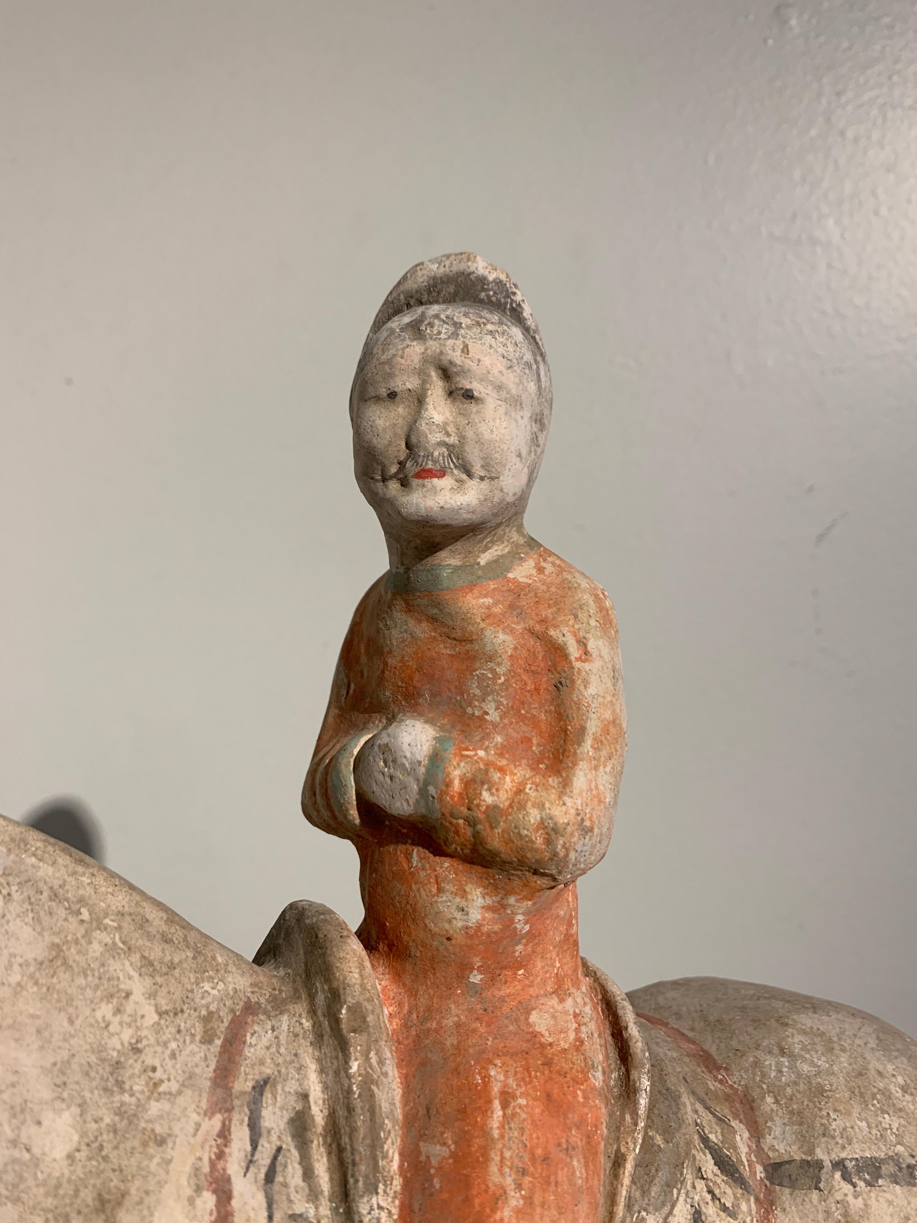 XVIIIe siècle et antérieur Cheval et cavalier de la dynastie Tang:: poterie peinte:: vers le 9e siècle:: Chine