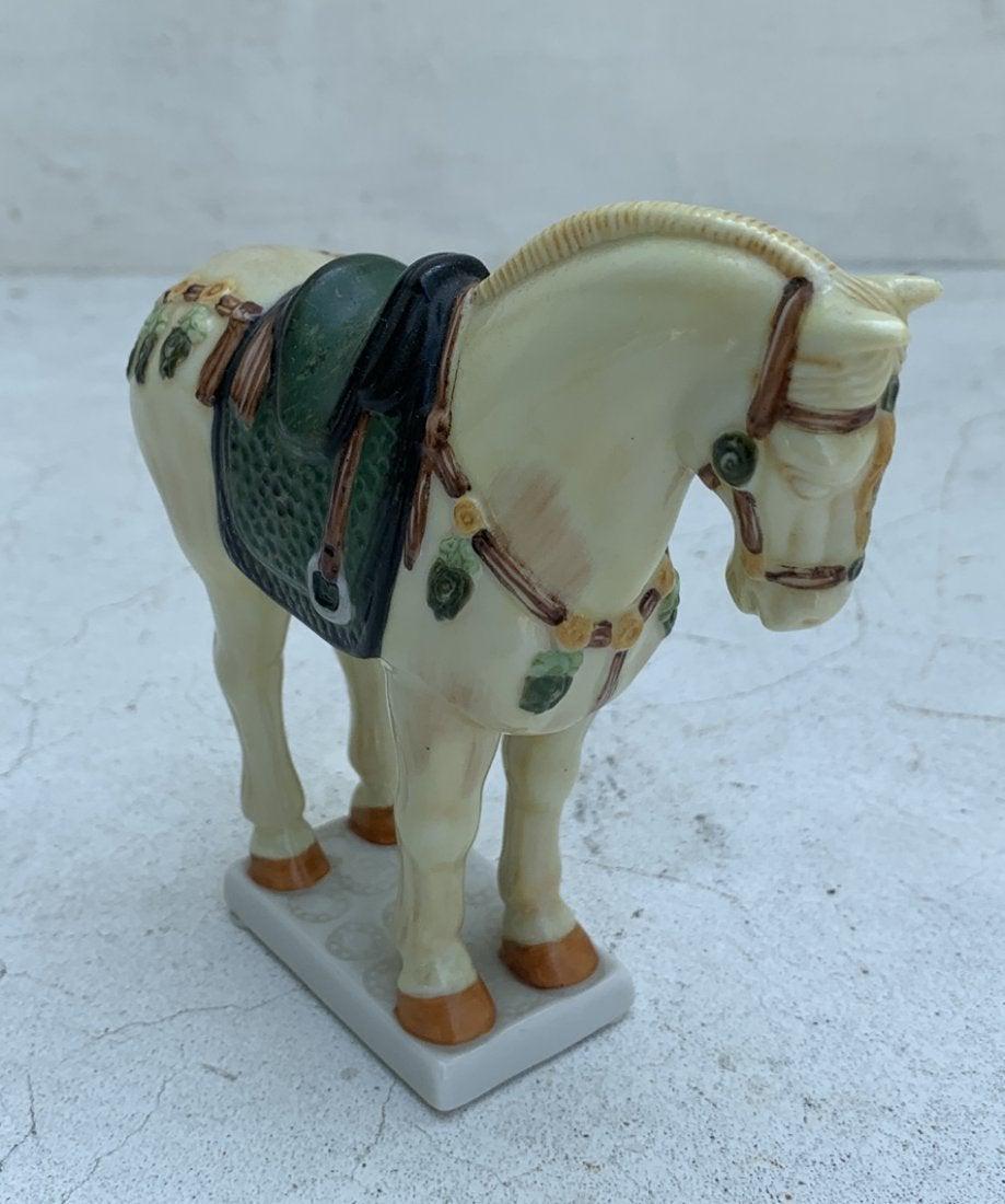 From the Treasury of Horses collection, this piece is in excellent condition, signed and dated 1987.

Measurements:
5 inches high x 5.50 inches long x 1.75 inches deep.
 