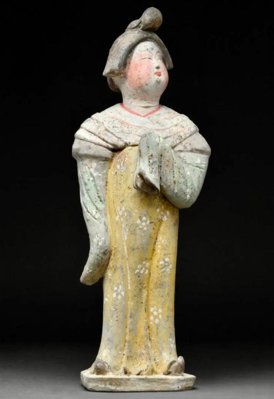 Figurine funéraire de grosse dame en terre cuite peinte de la dynastie Tang
La Chine. Dynastie Tang Circa 618-907 
Modelée sous la forme d'une grosse dame habillée de façon classique, cette figure en terre cuite a été formée à partir d'une terre
