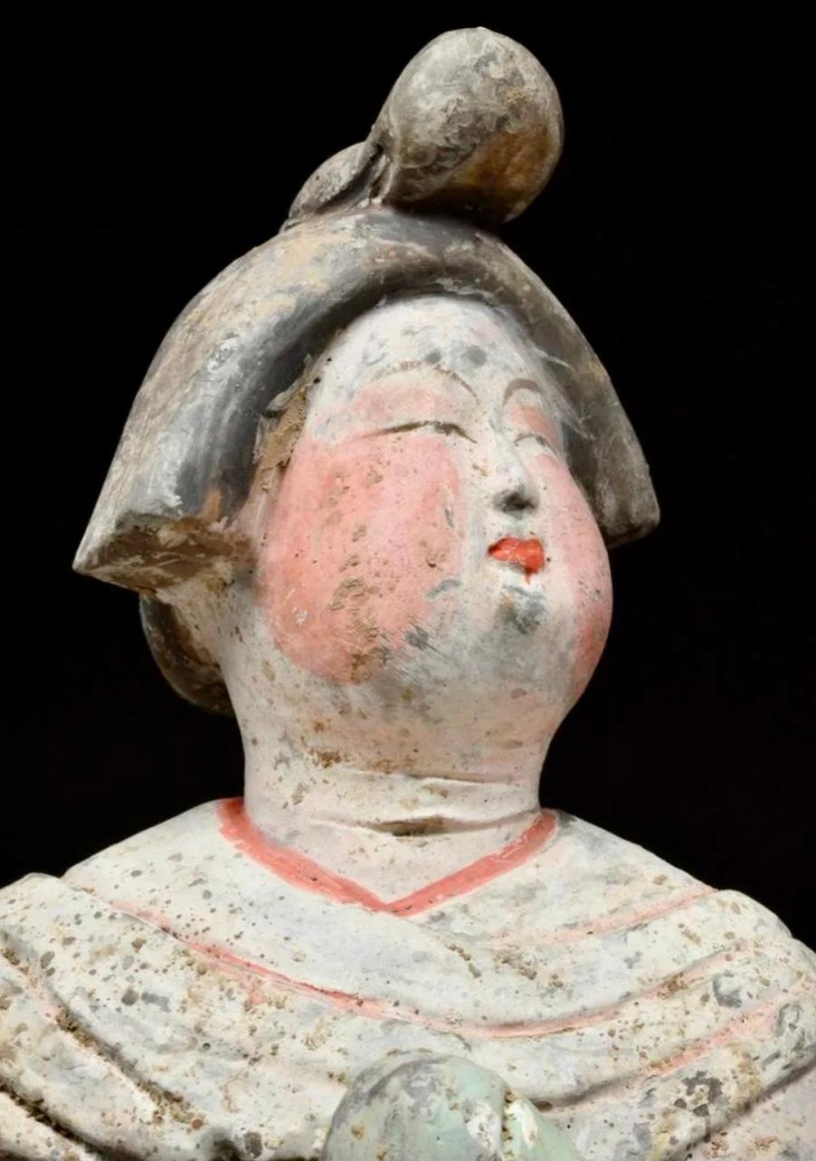 Peint à la main Figure de femme grasse en terre cuite de la dynastie Tang de qualité muséale TL en vente