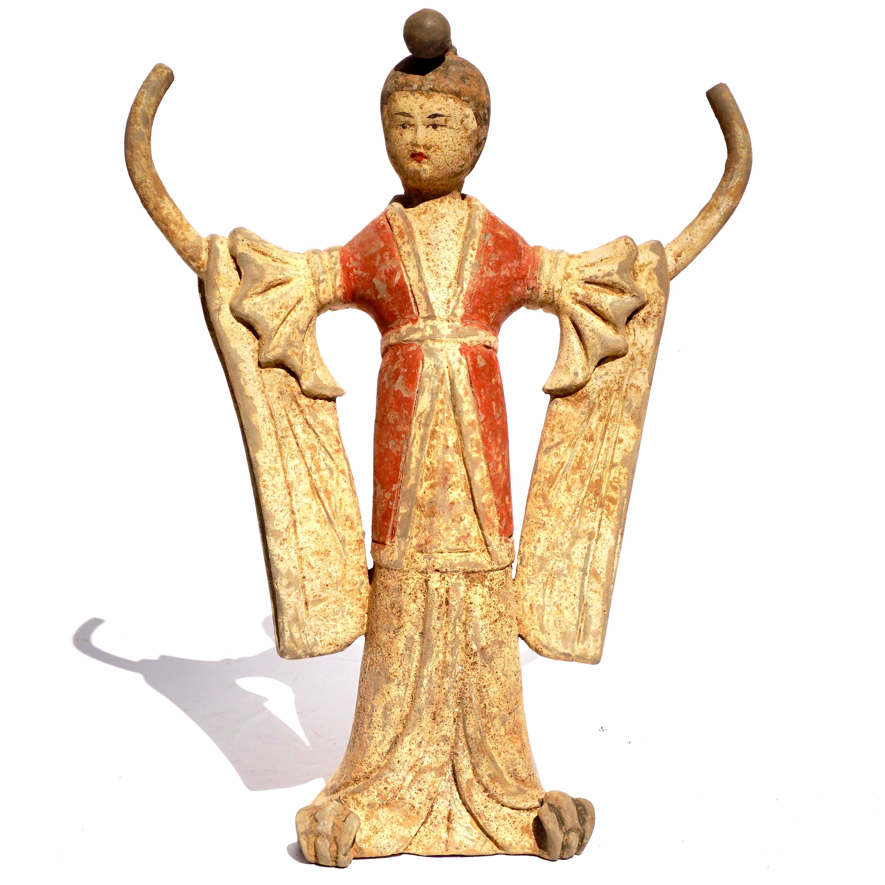 Danseuse en poterie peinte de la dynastie chinoise Tang TL Testé. Ca. 618-907 AD 

Une délicate danseuse portant une longue robe fluide aux manches drapées et ailées. La robe longue découvre ses chaussures retournées. Ses deux bras sont en l'air,