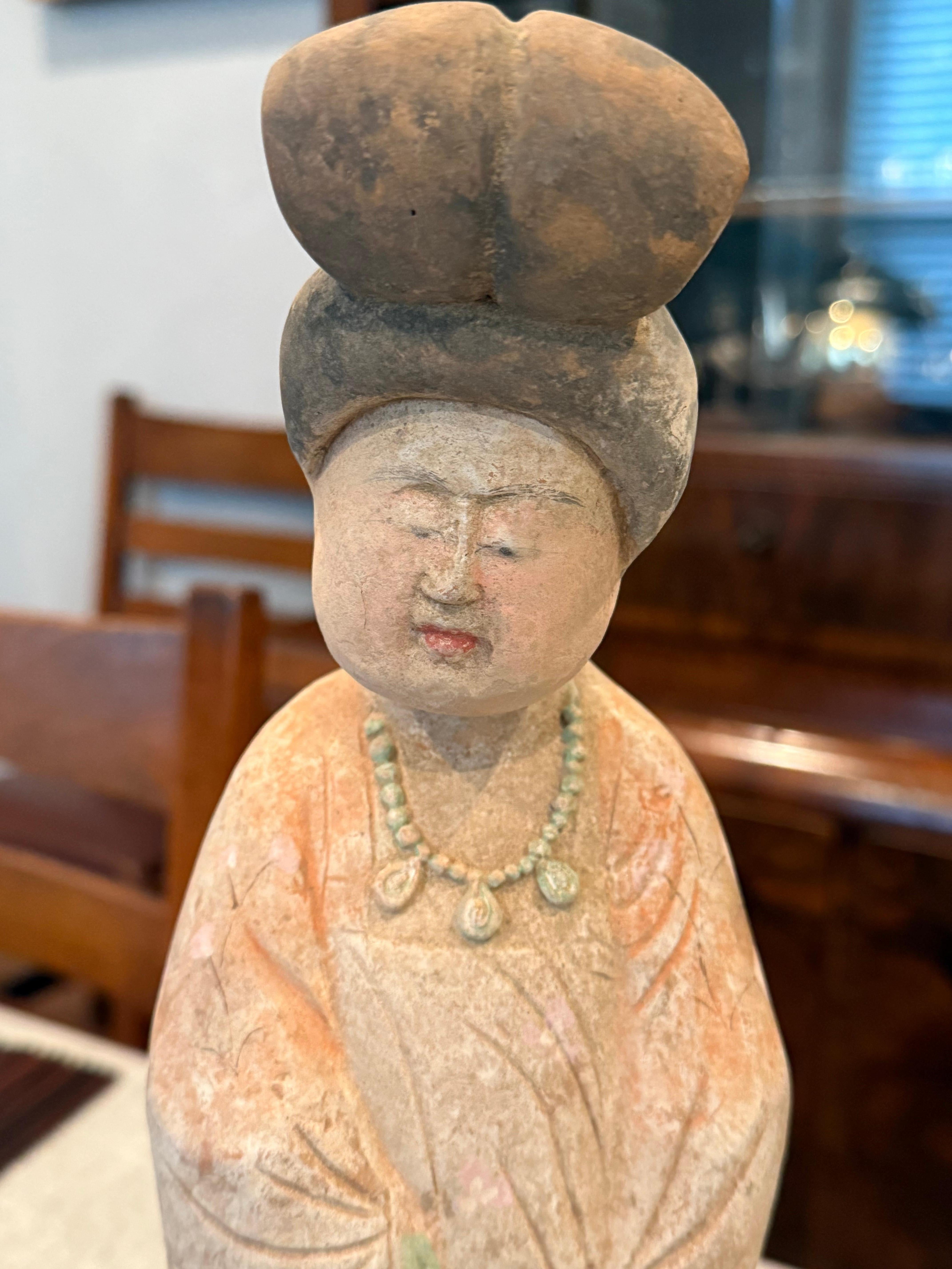 Escultura de dama gorda de cerámica pintada de la Tang Dynasty en venta 3