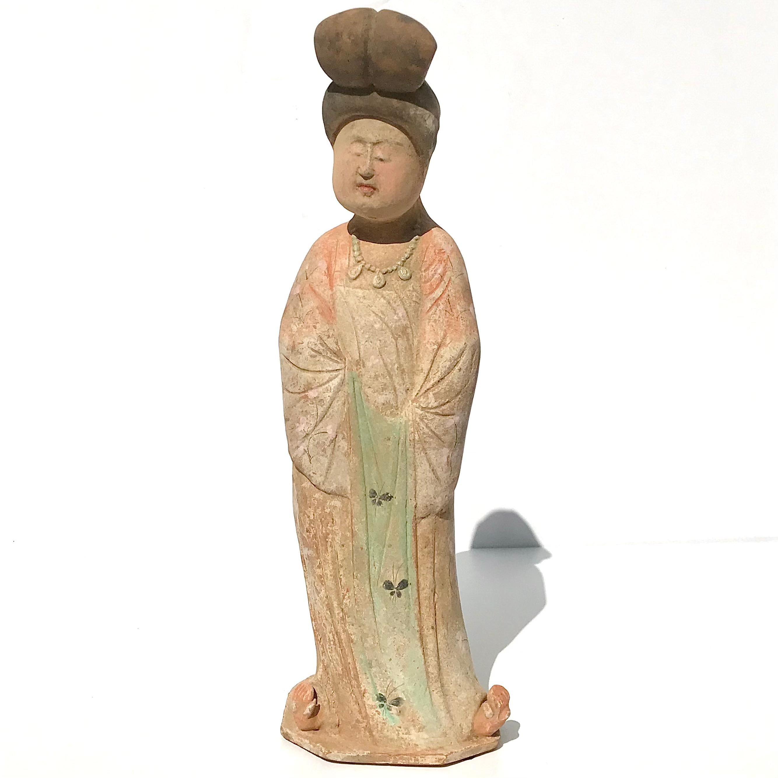 Maravillosa figura de cerámica de época de la Tang Dynasty de una Dama Gorda.
Cerámica de tumbas
China
Altura: 15 pulgadas
No Test TL
La venta de este artículo irá acompañada de un COA de Avantiques.

Estado: Muy bueno con indicios de reparación