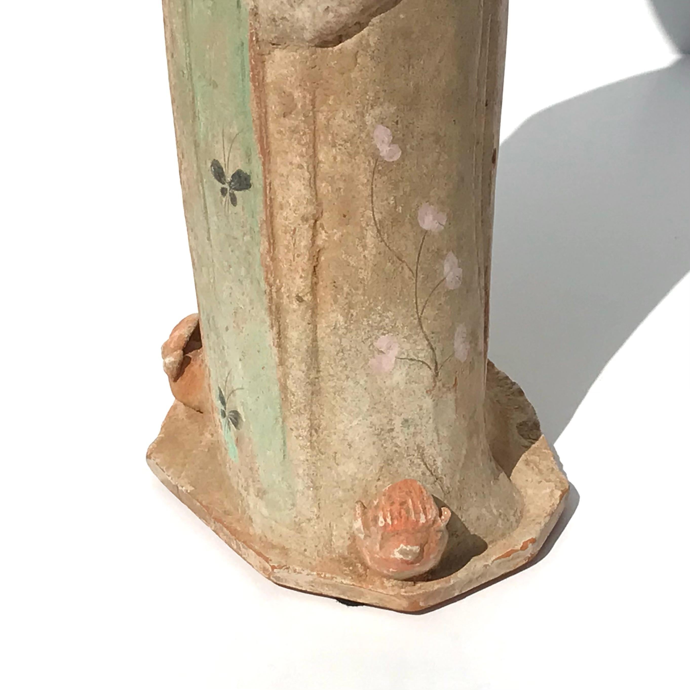 Escultura de dama gorda de cerámica pintada de la Tang Dynasty Alfarería en venta