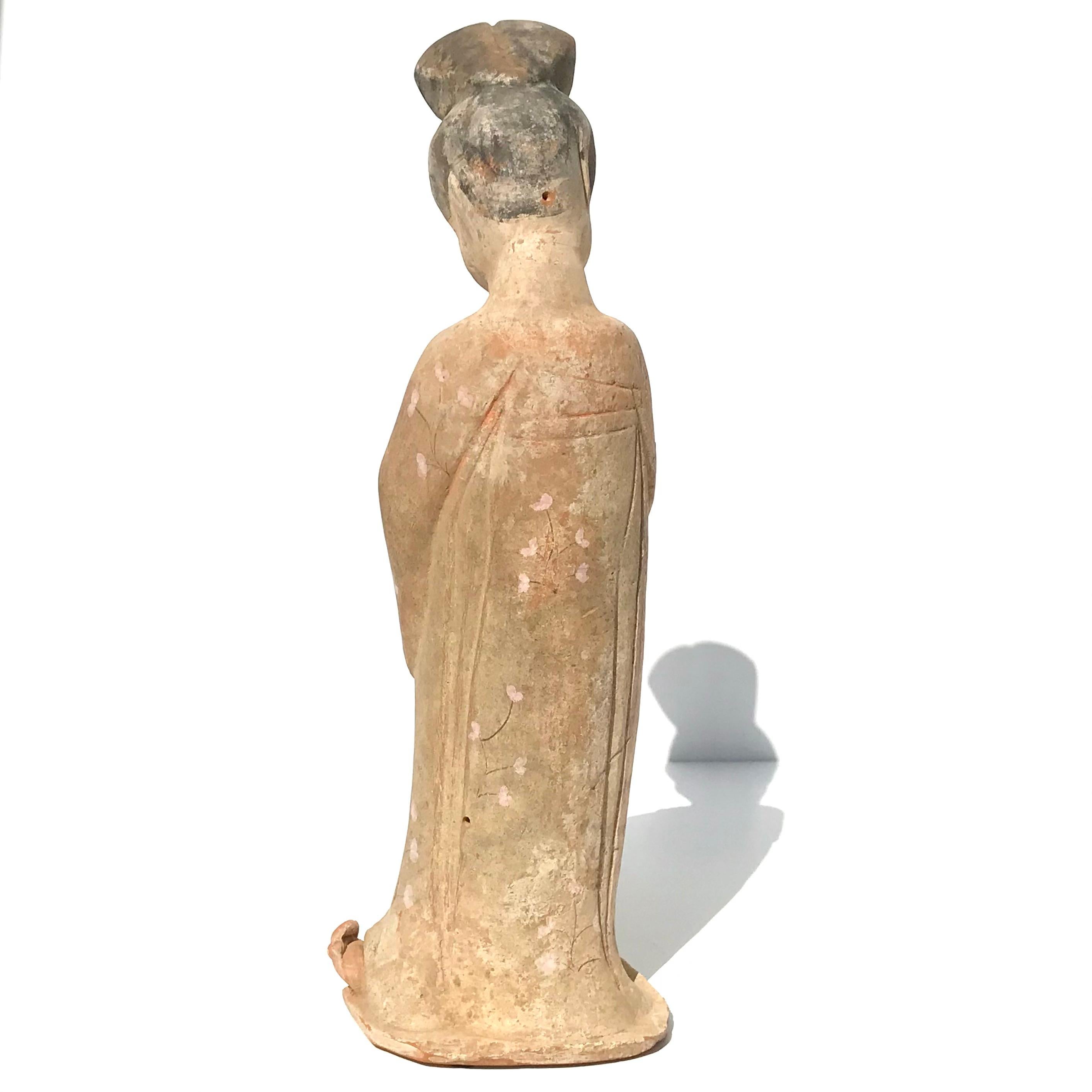 Escultura de dama gorda de cerámica pintada de la Tang Dynasty en venta 1