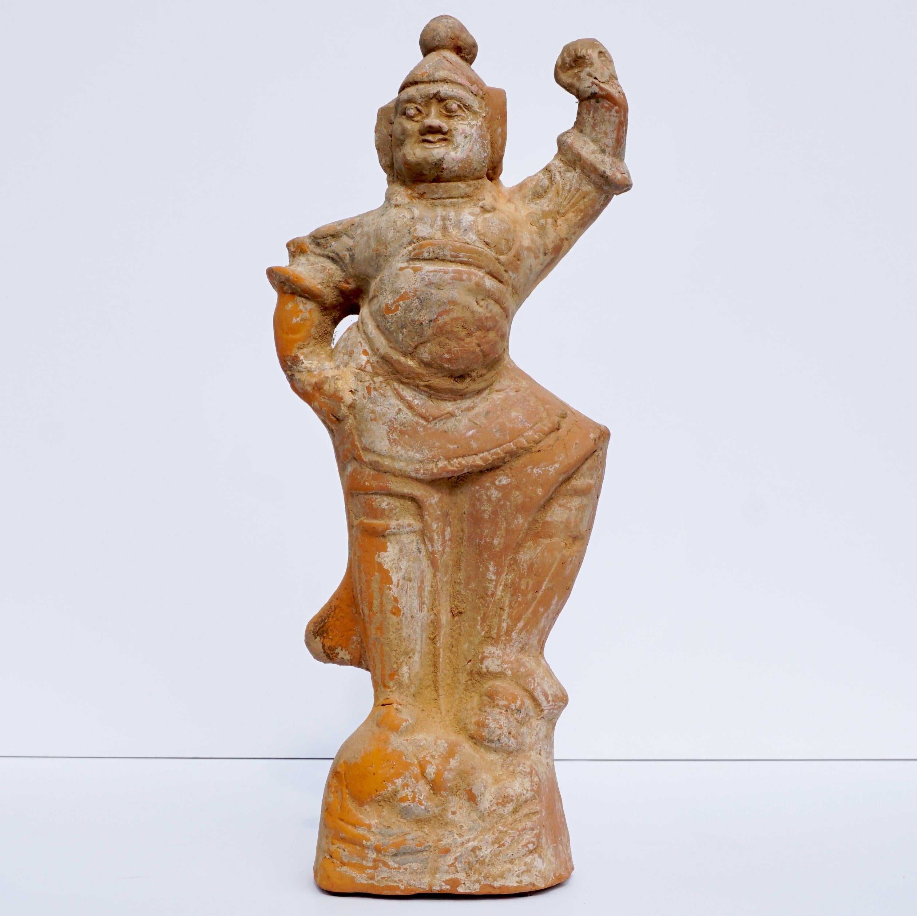 Figura di tomba in terracotta della divinità Lokapala Warrier della Tang Dynasty. Figura modellata con indosso un'armatura pesante, in piedi in una posa dinamica con il braccio sinistro alzato in segno di minaccia, in piedi in cima a un toro,
dal