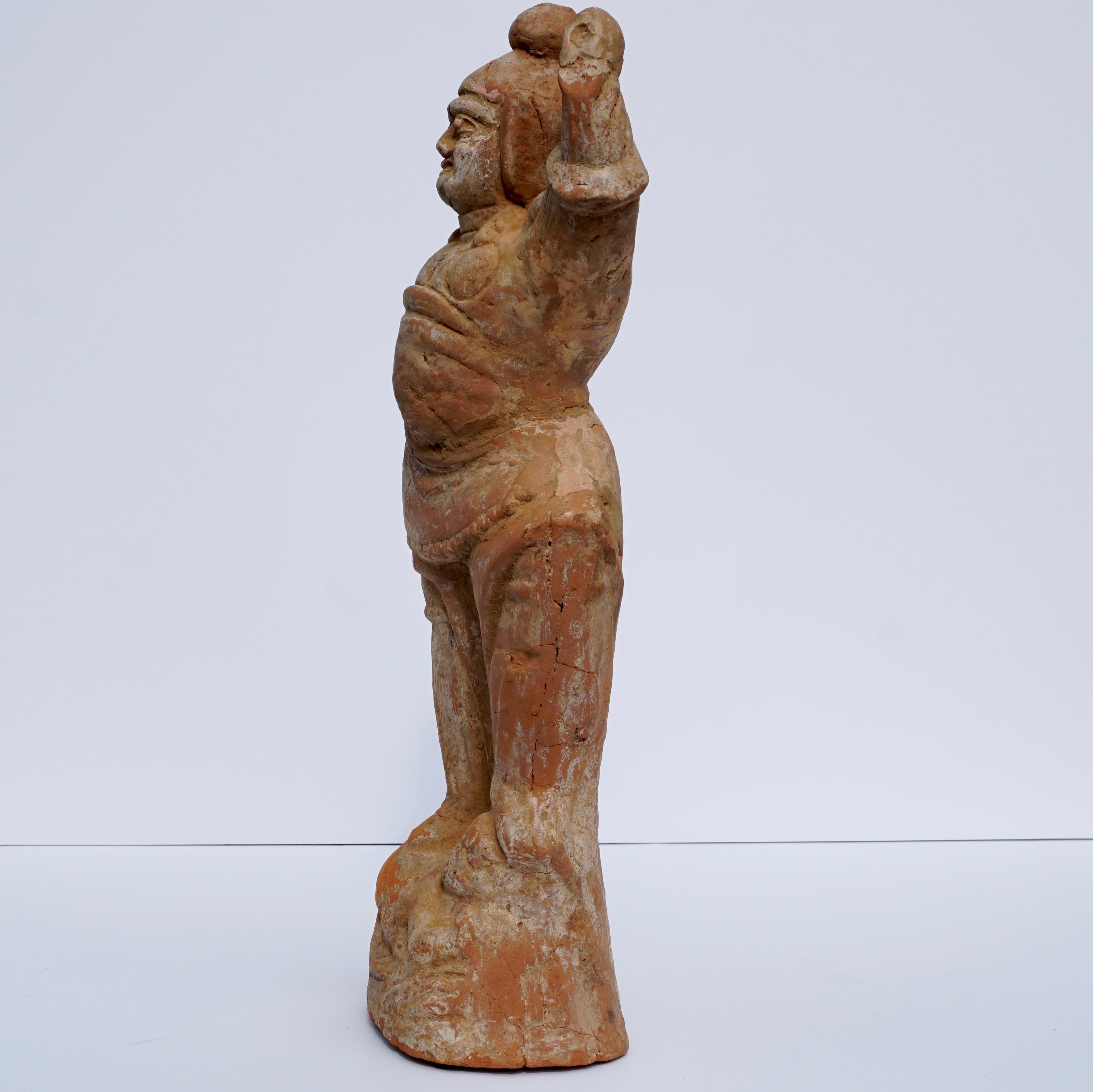 Scultura in terracotta dipinta della dinastia Tang raffigurante un Lokapala In condizioni buone in vendita a Dallas, TX