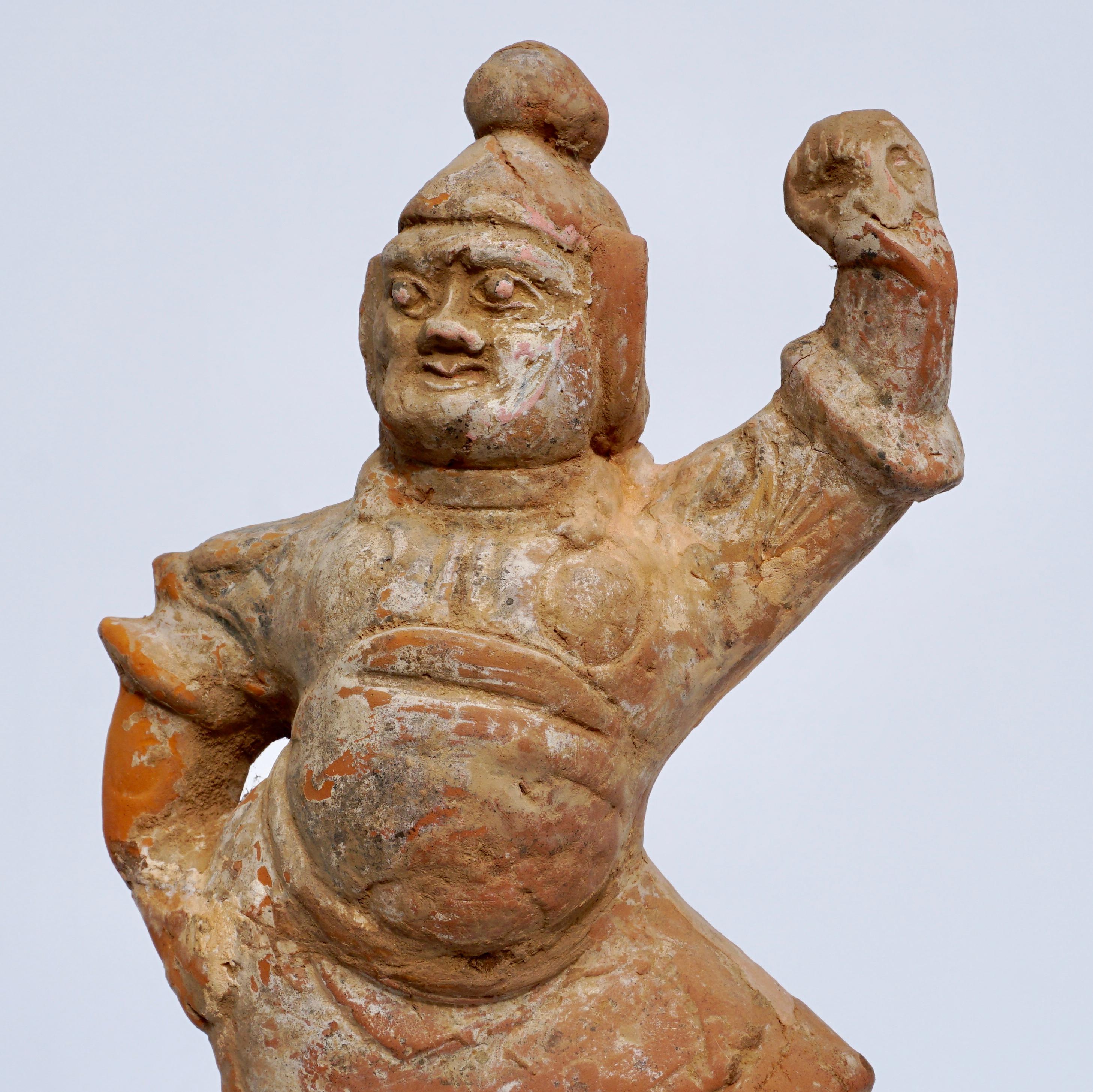 Fino al XVIII secolo Scultura in terracotta dipinta della dinastia Tang raffigurante un Lokapala in vendita