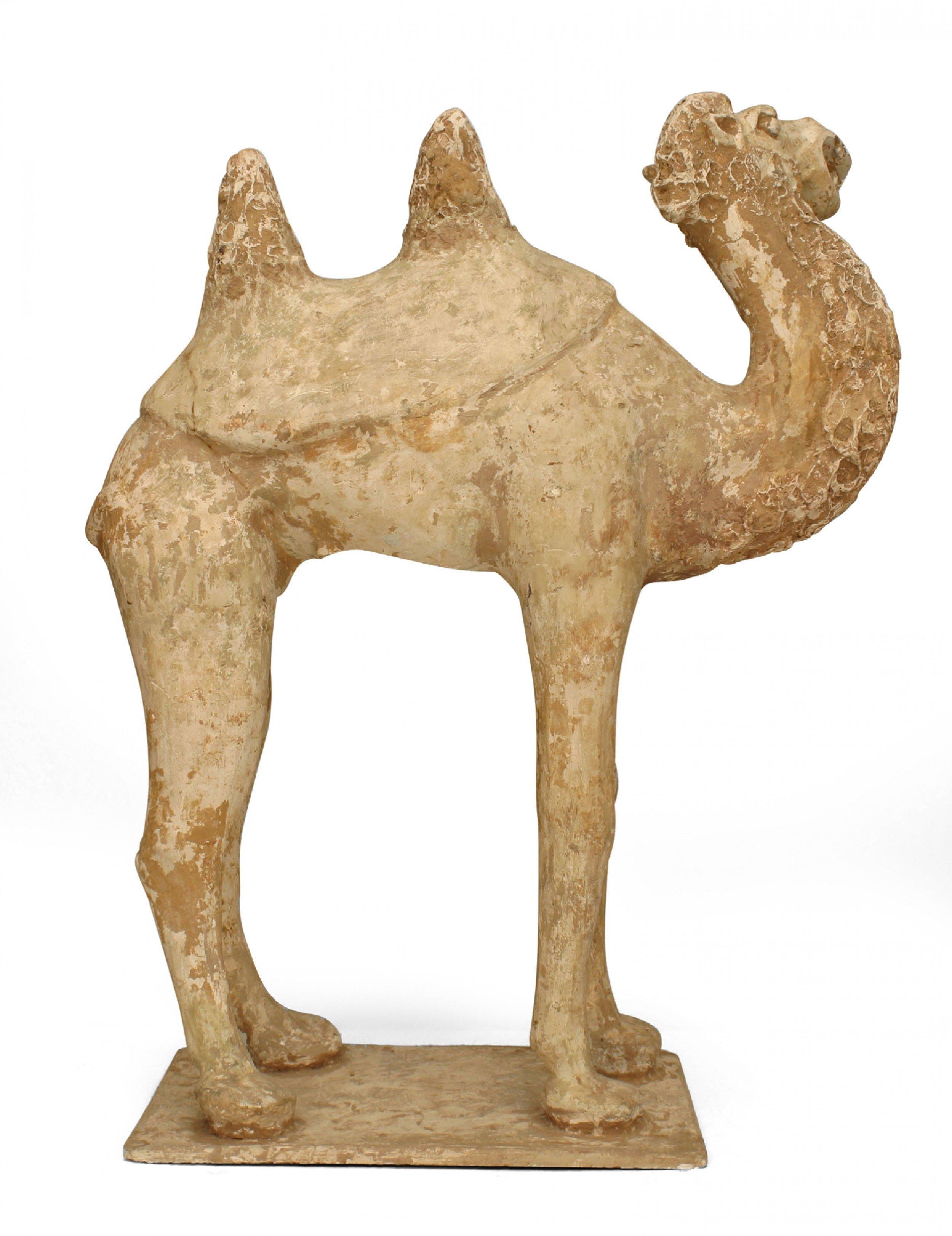 Camello asiático chino (Tang Dynasty) de cerámica sin esmaltar con la boca abierta y la cabeza girada con doble joroba hacia atrás.