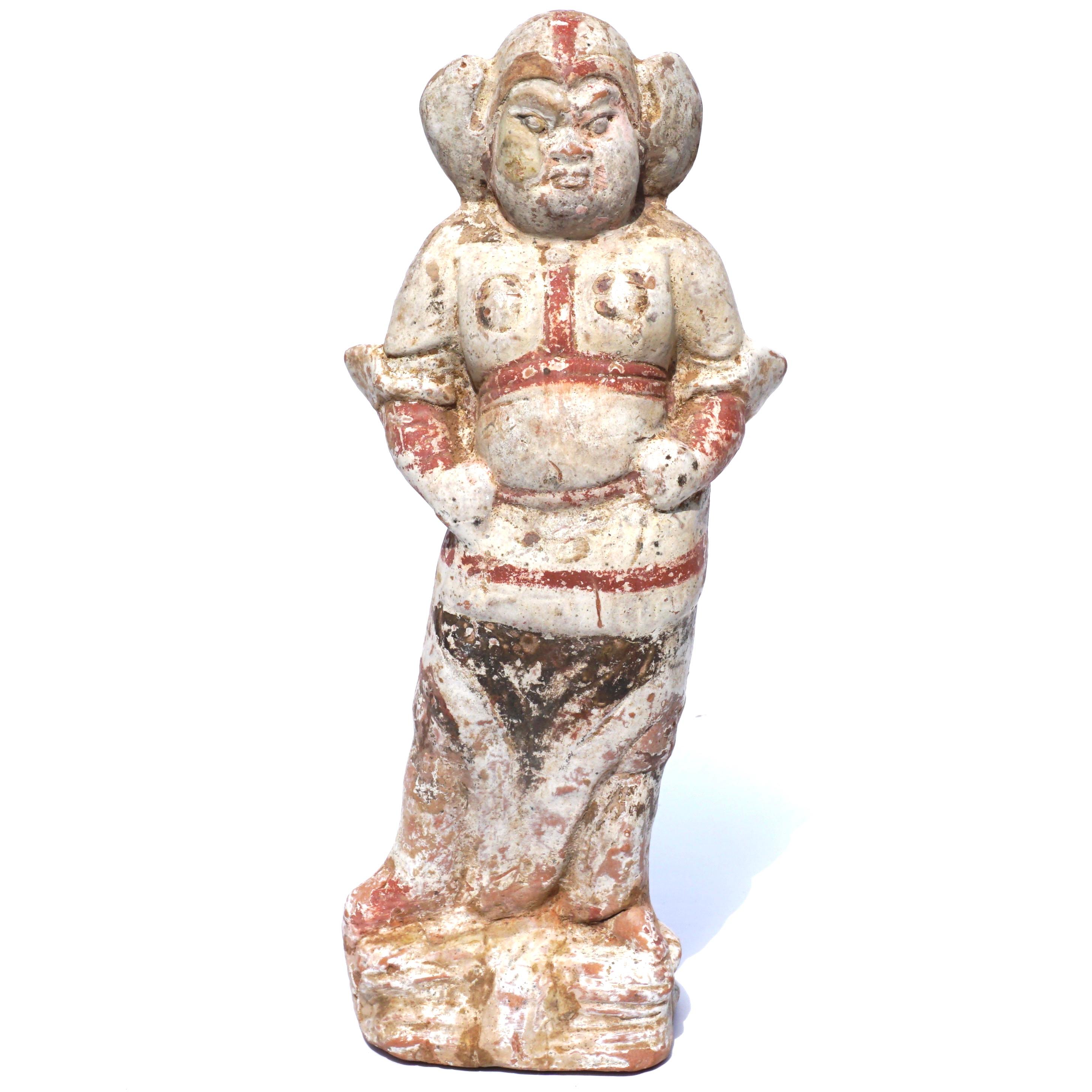 Magnifique figurine tombale en poterie chinoise d'argile rouge de la dynastie Tang (618 à 907). Gardant un dignitaire ou un soldat décoré, ces figures ont monté la garde pendant plus d'un millier d'années, survivant pour décorer la collection