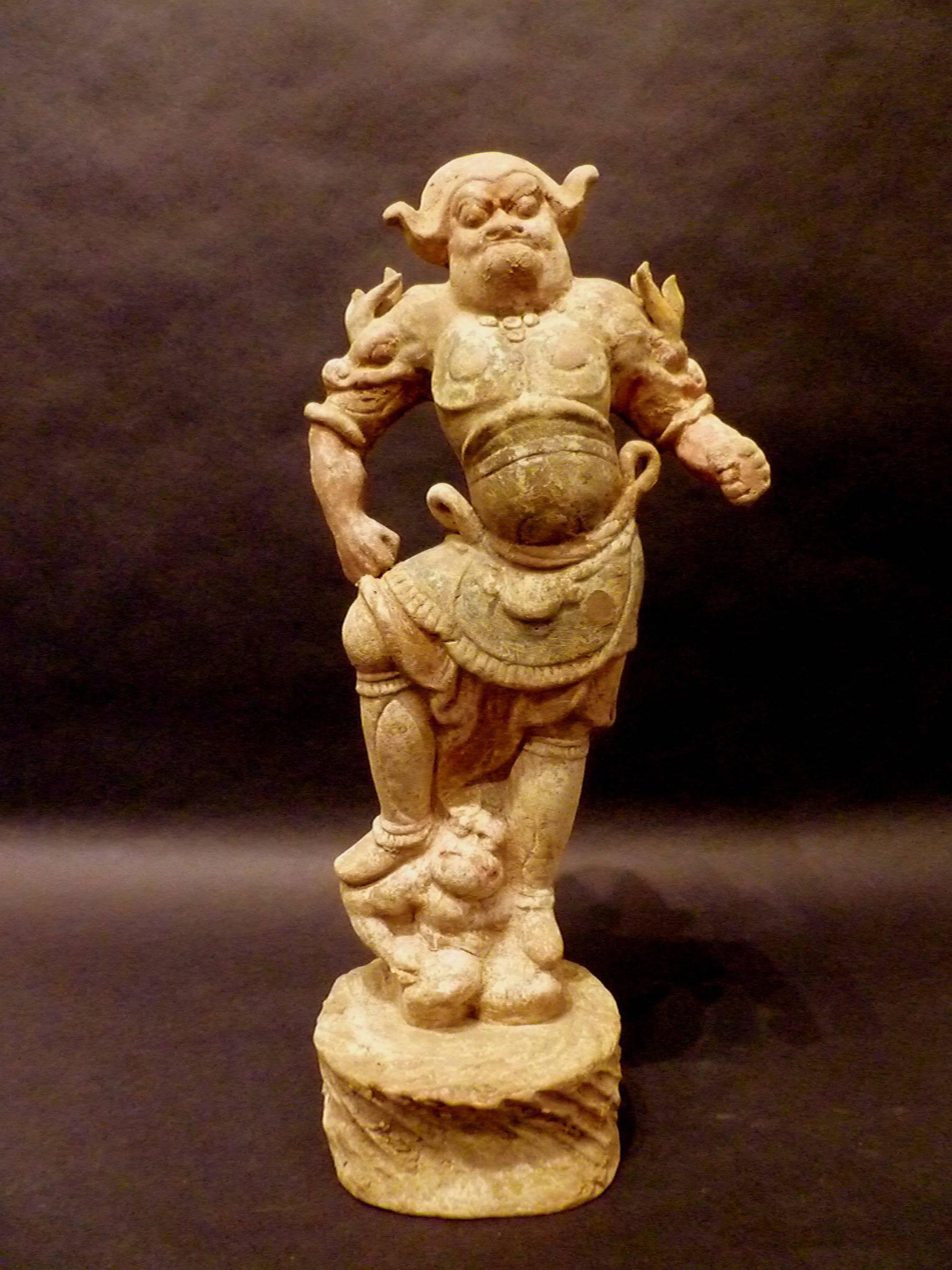 Statue de poterie au modelage spectaculaire et vivant du gardien Lokapala, dynastie Tang 618-907, accompagnée d'un certificat de test TL d'authentification d'Oxford.
