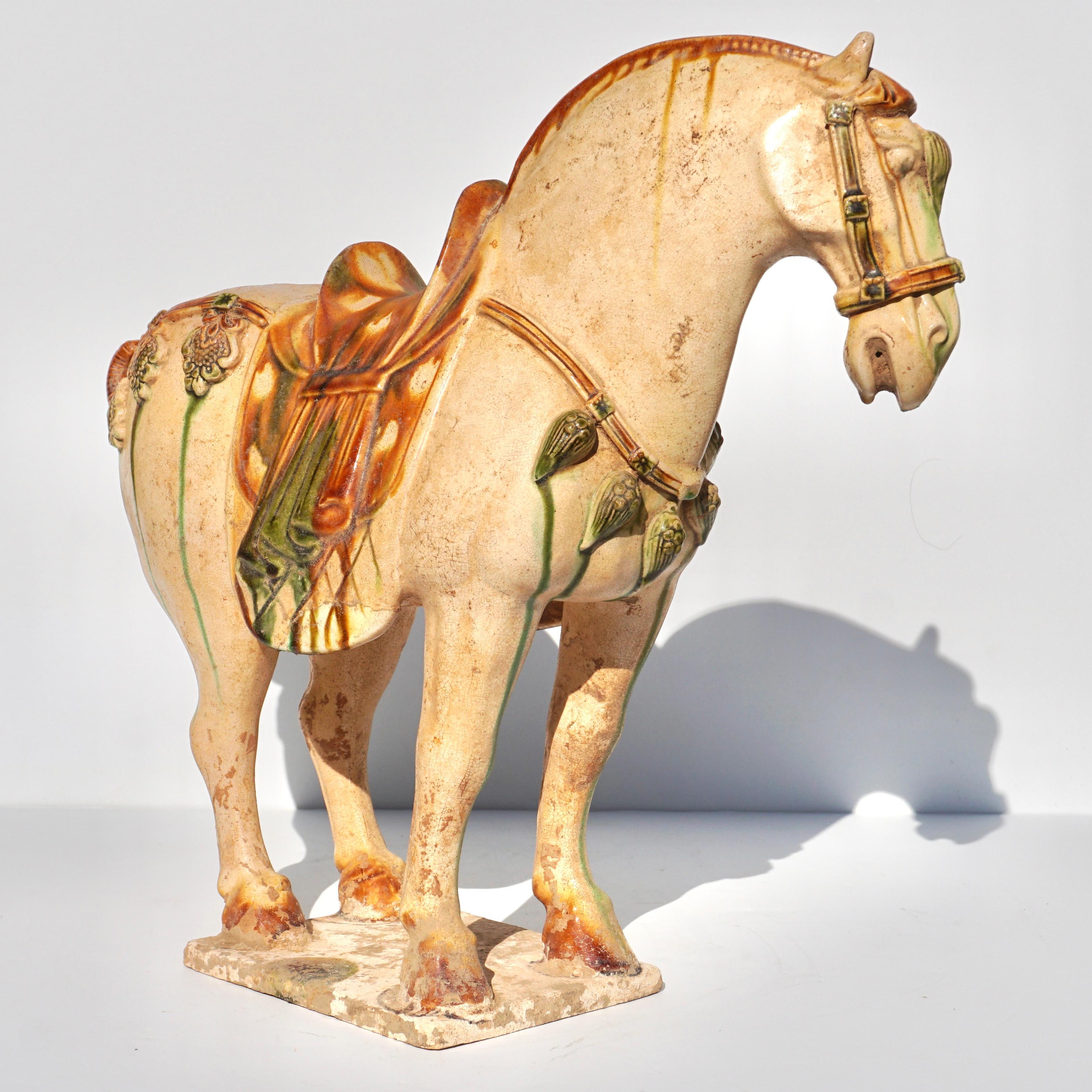 Tang Dynasty Sancai glasierte Keramik Pferd im Zustand „Gut“ im Angebot in Dallas, TX