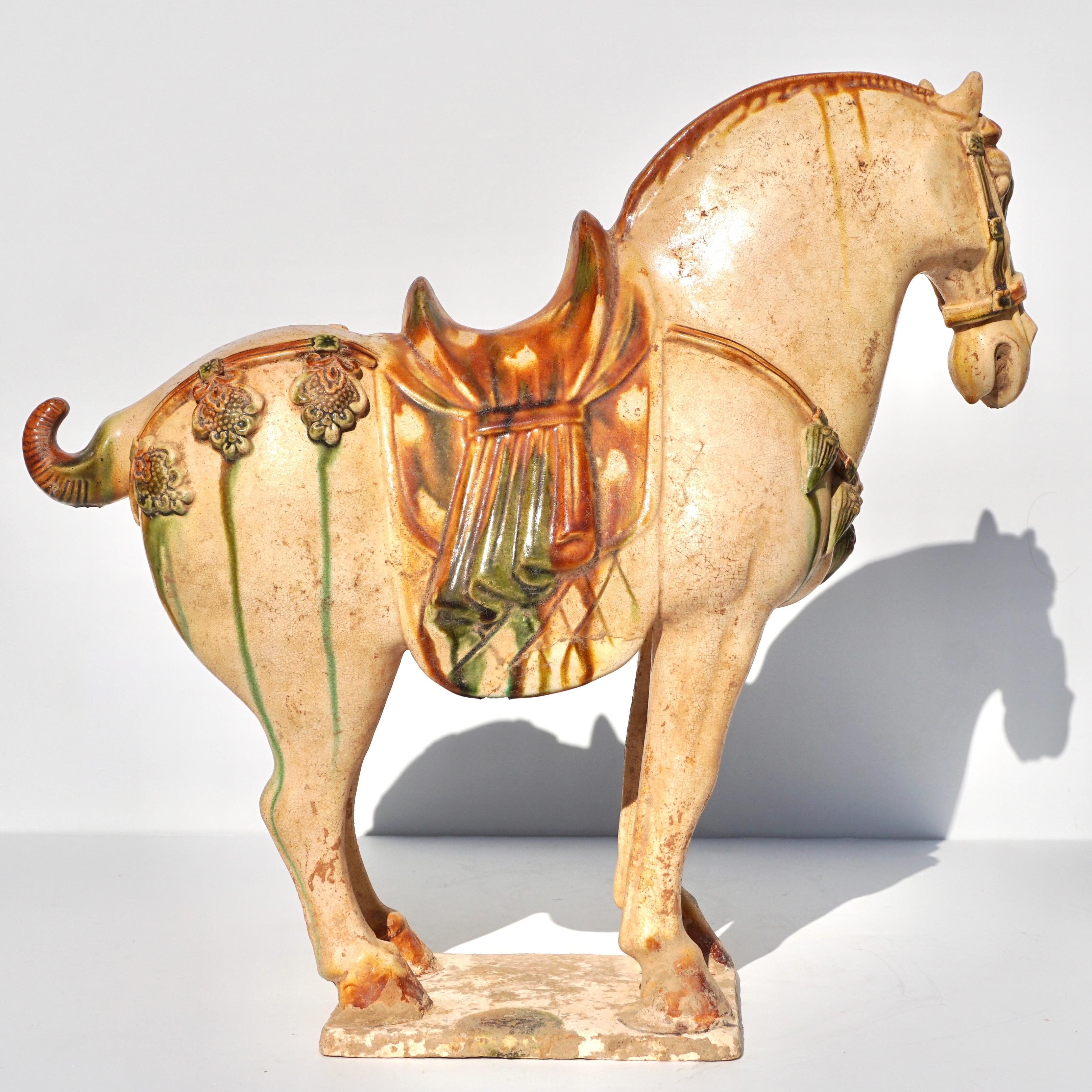 Caballo de cerámica vidriada de la dinastía Tang Dynasty Sancai Testado TL Alfarería en venta