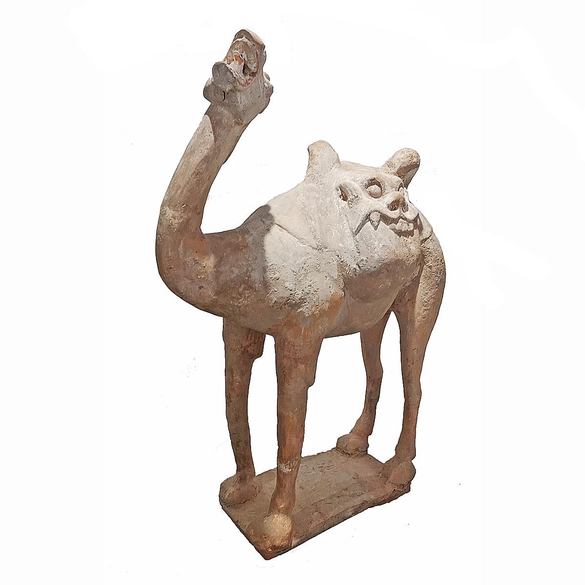 Chinois Sculpture de camel en terre cuite de la dynastie Tang, 1er siècle en vente