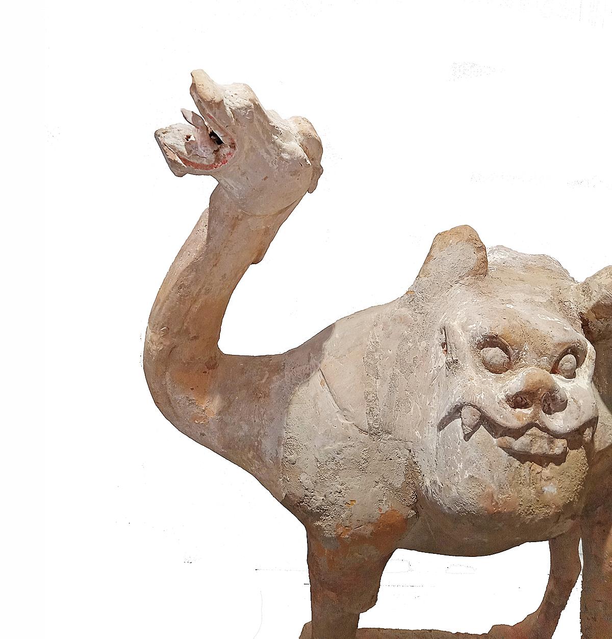 XVIIIe siècle et antérieur Sculpture de camel en terre cuite de la dynastie Tang, 1er siècle en vente