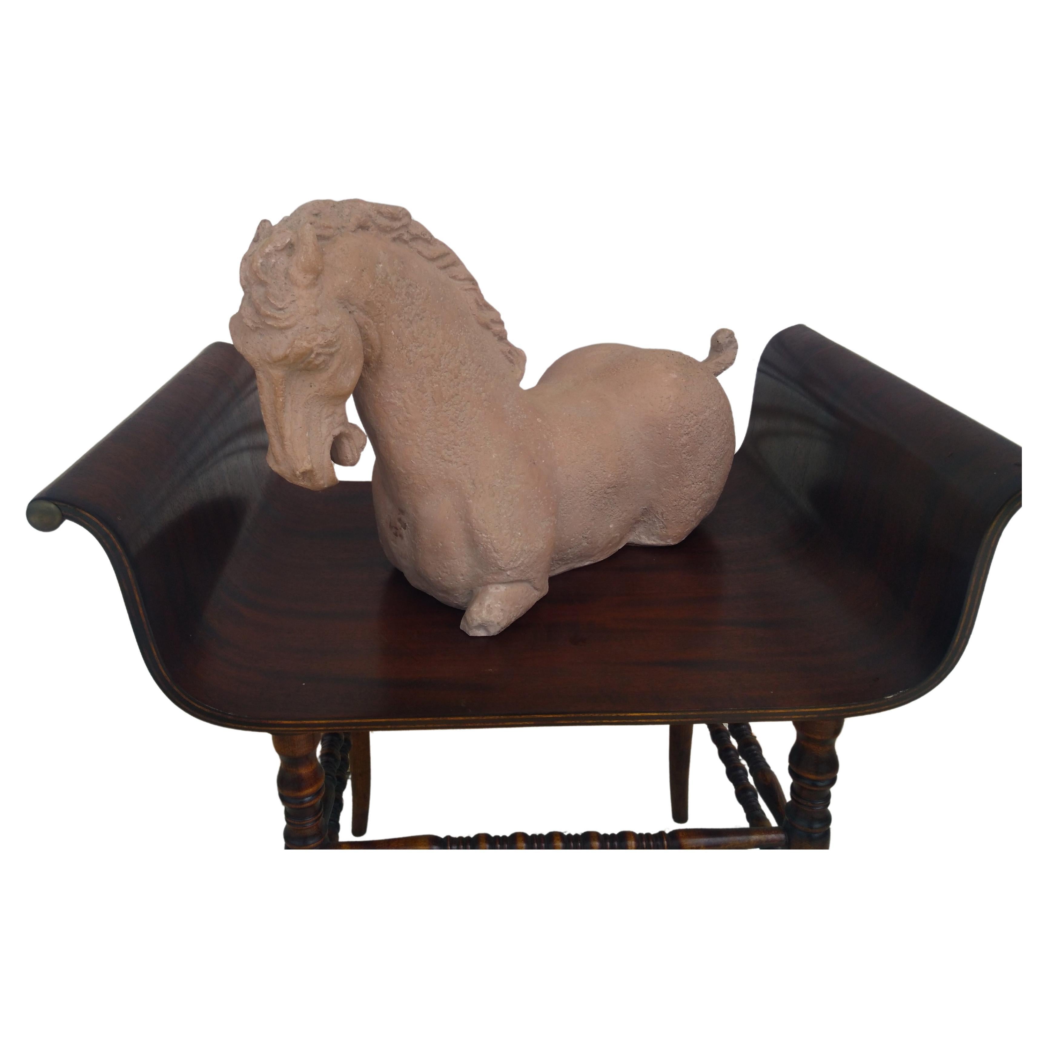 Questa è una scultura di Austin Productions. Raffigura un cavallo del periodo Tang. È realizzato in durastone.