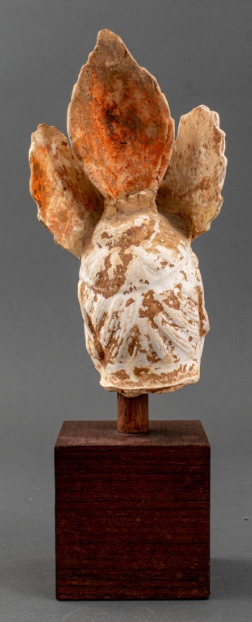 Tête de Lokapala en poterie Tang avec coiffe d'oiseau en vente 1