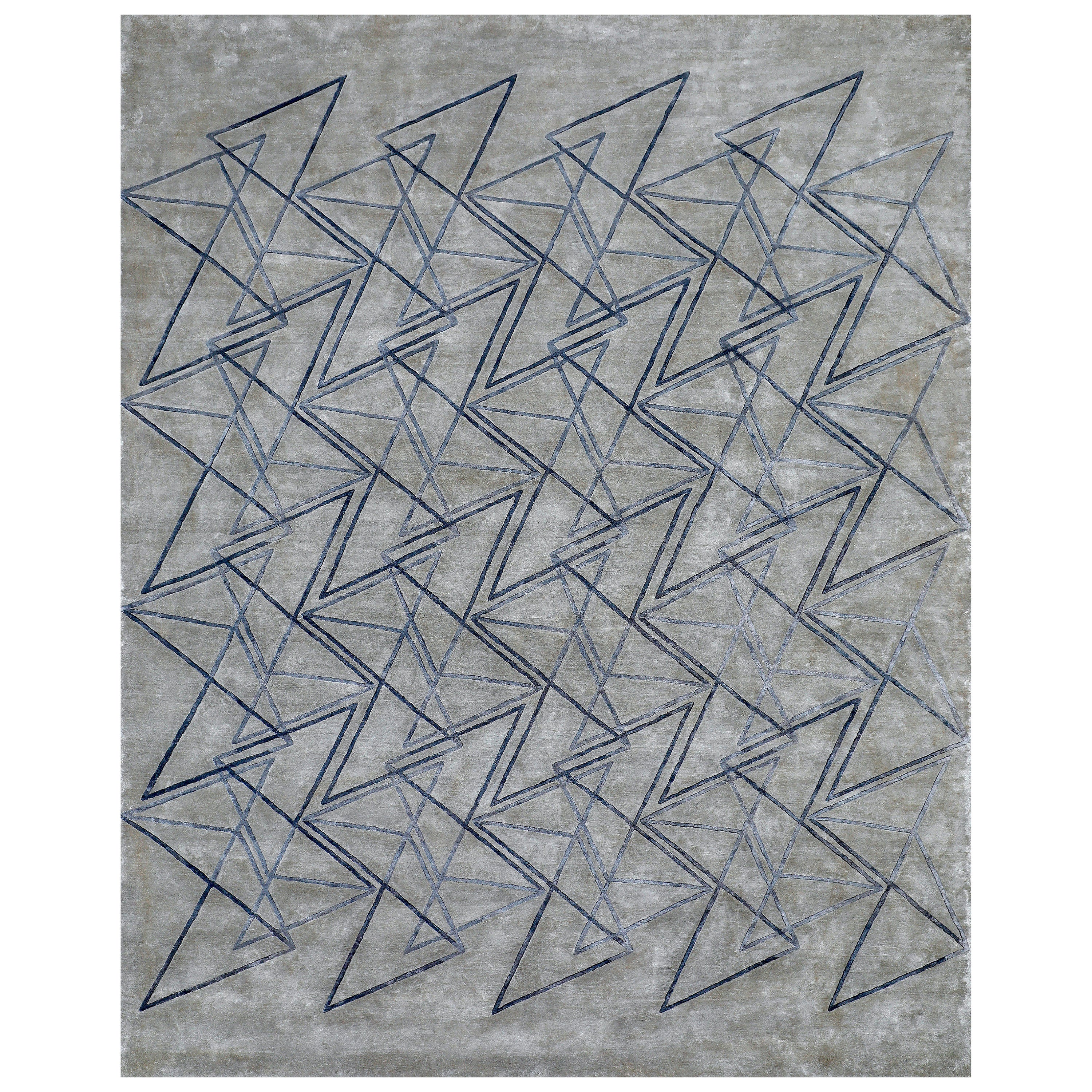 TANGENT Handgeknüpfter moderner geometrischer Seidenteppich in Grau-Blau von Hand im Angebot