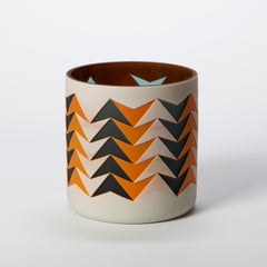 Tangerine Arrows, un vase en verre orange, Brown, taupe et sarcelle de Sarah Wiberley