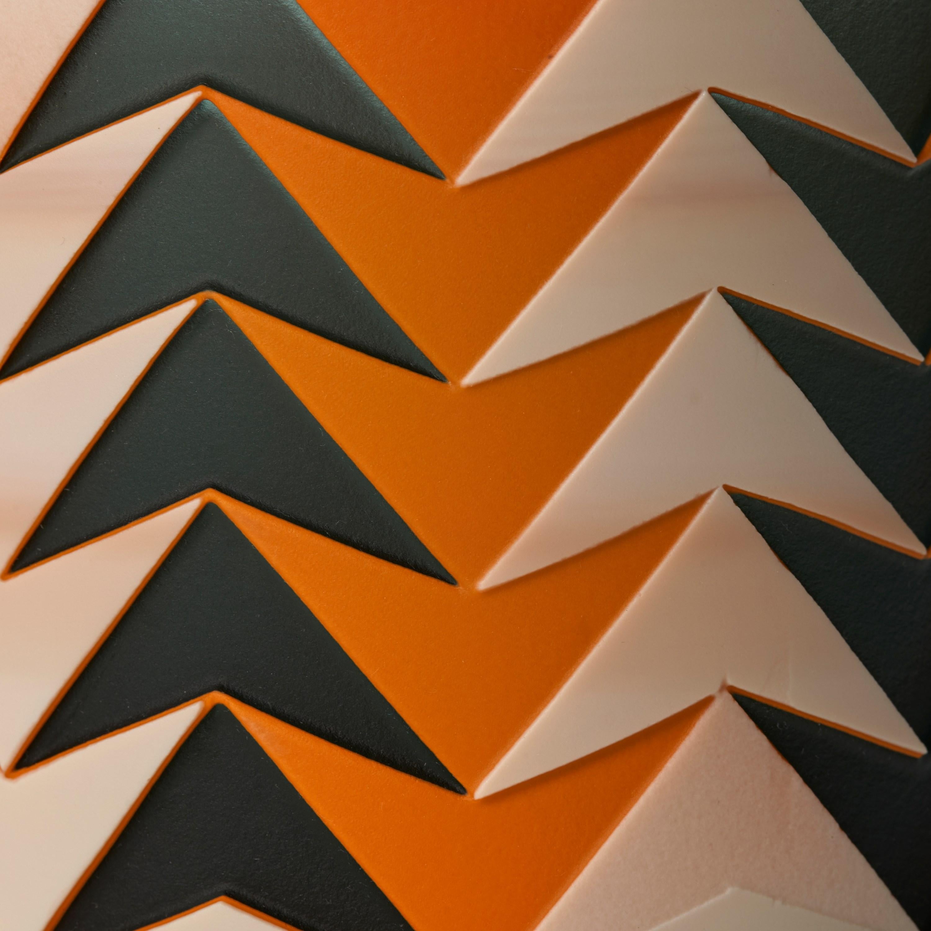 Britannico Tangerine Arrow, un vaso in vetro arancione, marrone, taupe e verde acqua di Sarah Wiberley in vendita