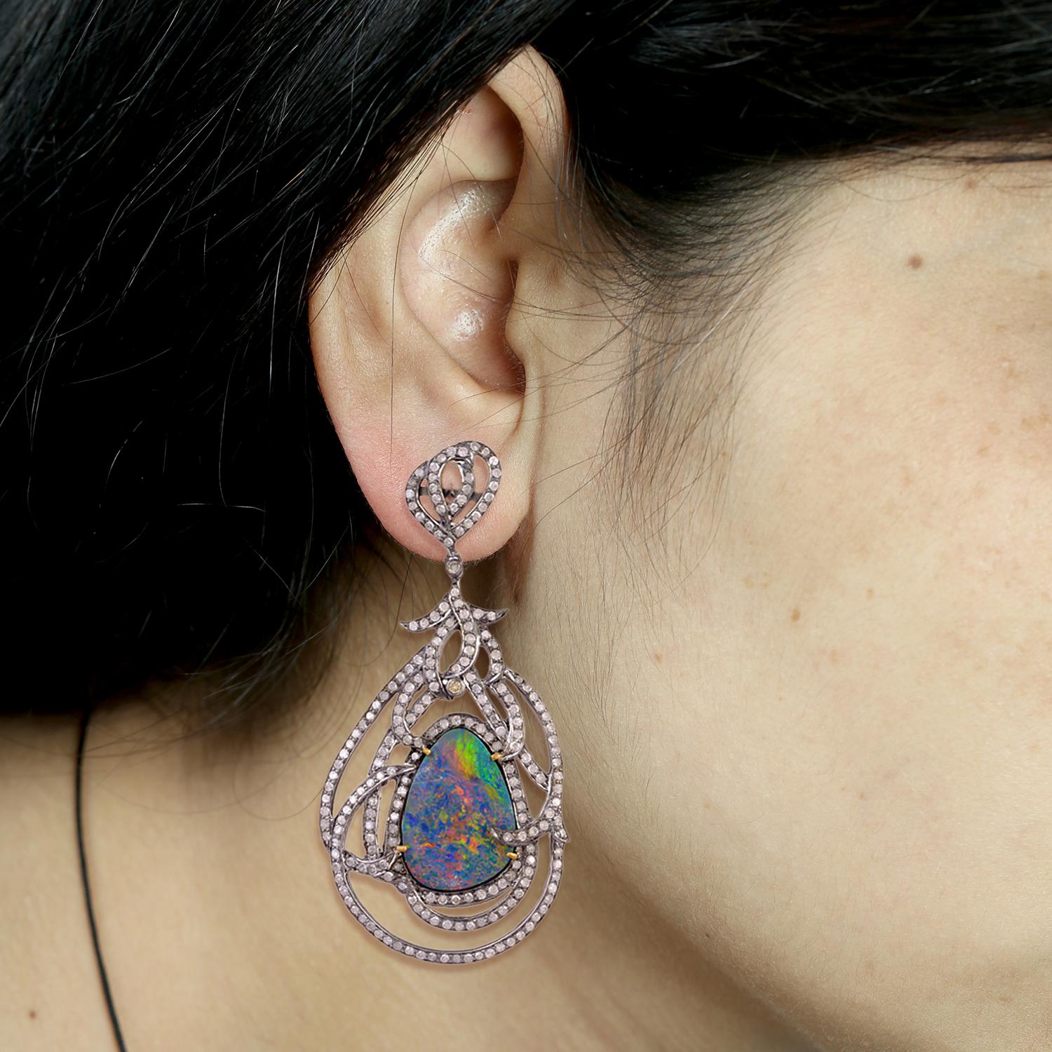 18kt: 3,480g,
Diamante: 4,73 carati,
Argento: 13,48 g,
Opale doppietta: 17,60 carati
Dimensioni: 70X34MM