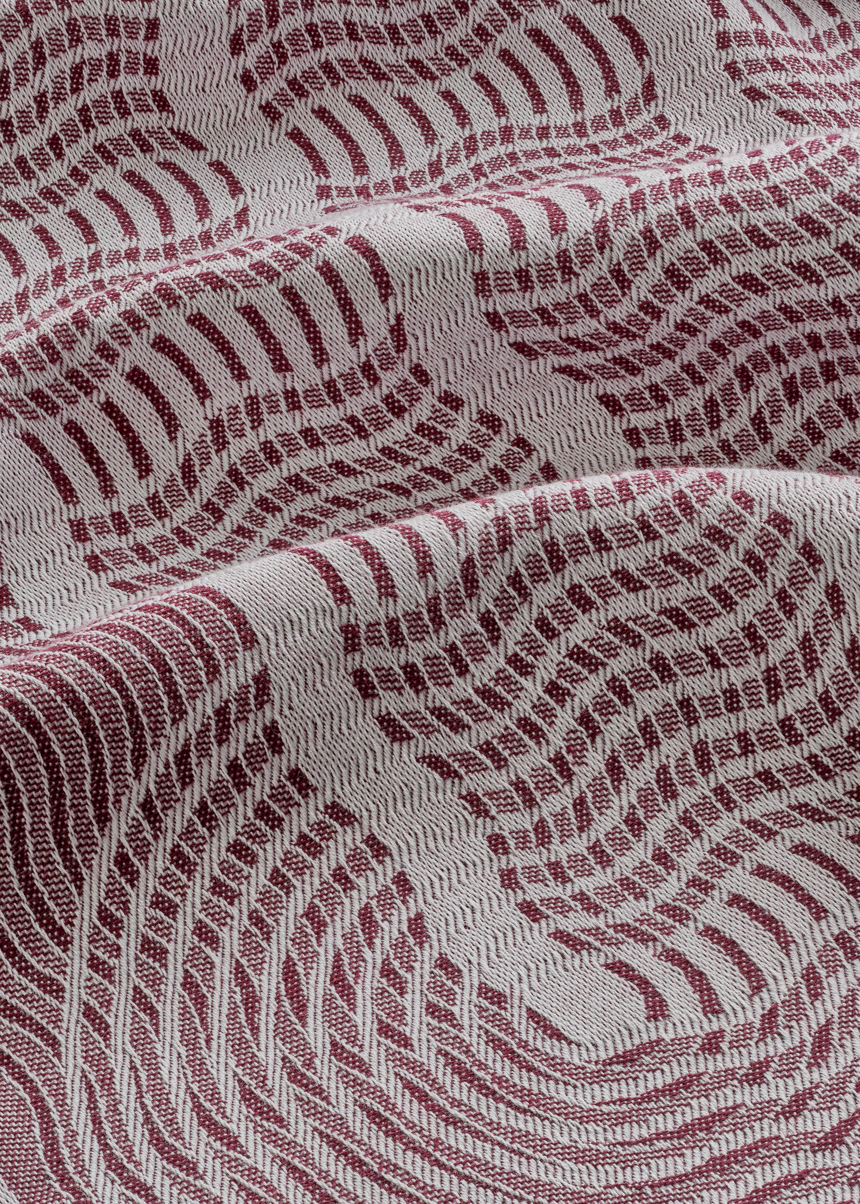 A collection of tea towels with dazzling lines and patterns.
Tangled-up comes in the following colors: Silver, gold, red, blue, and black.

Produced in the Textile lab of Textielmuseum, Tilburg.

Dimensions:
(L x W x H)
650 x 650 mm
7%