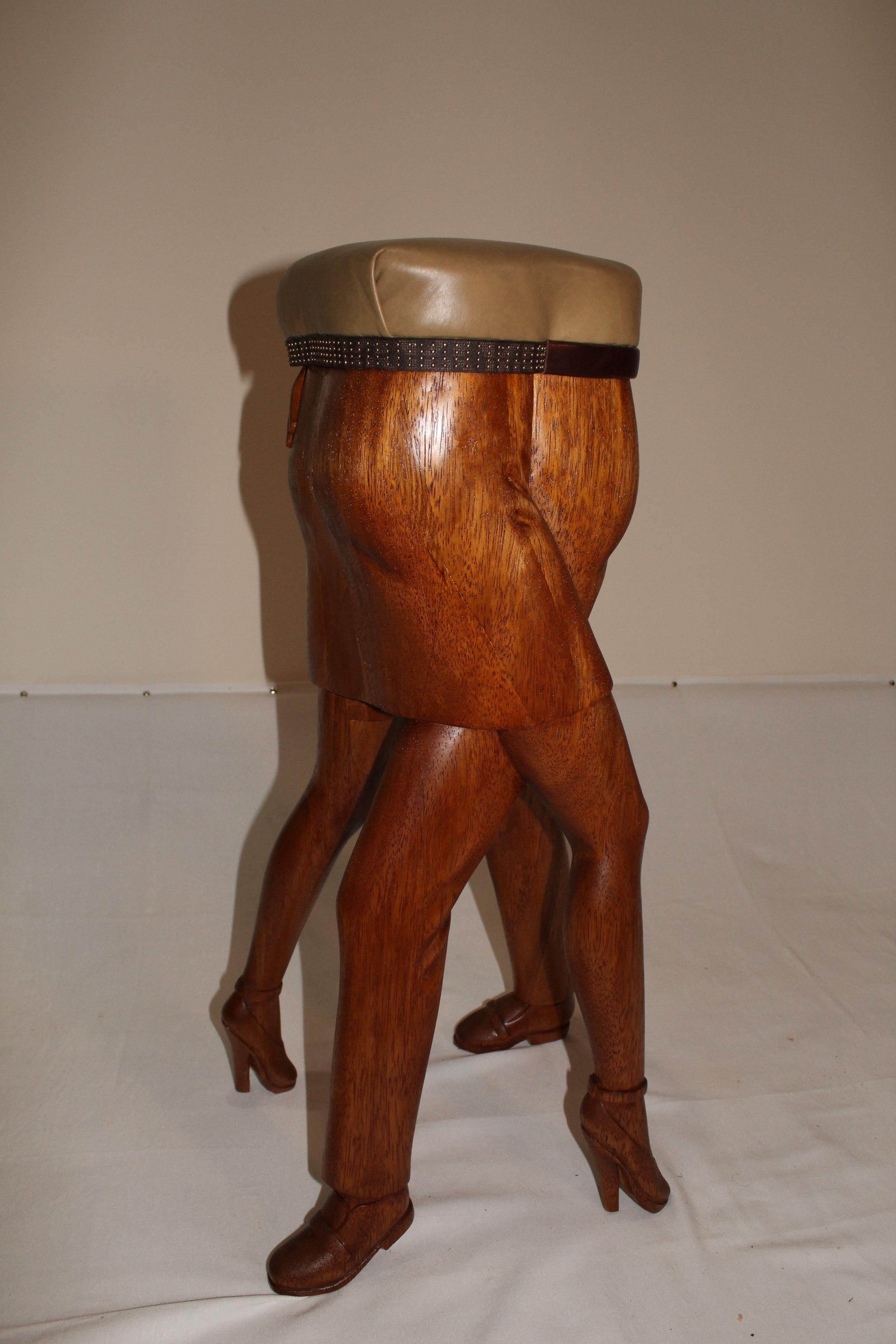 Un'audace fusione di scultura e funzionalità, lo sgabello Tango Bar Stool invita alla conversazione prima ancora di sedersi. Scolpita a mano in legno massiccio di Sade da un artista con oltre 35 anni di esperienza, questa originale opera d'arte