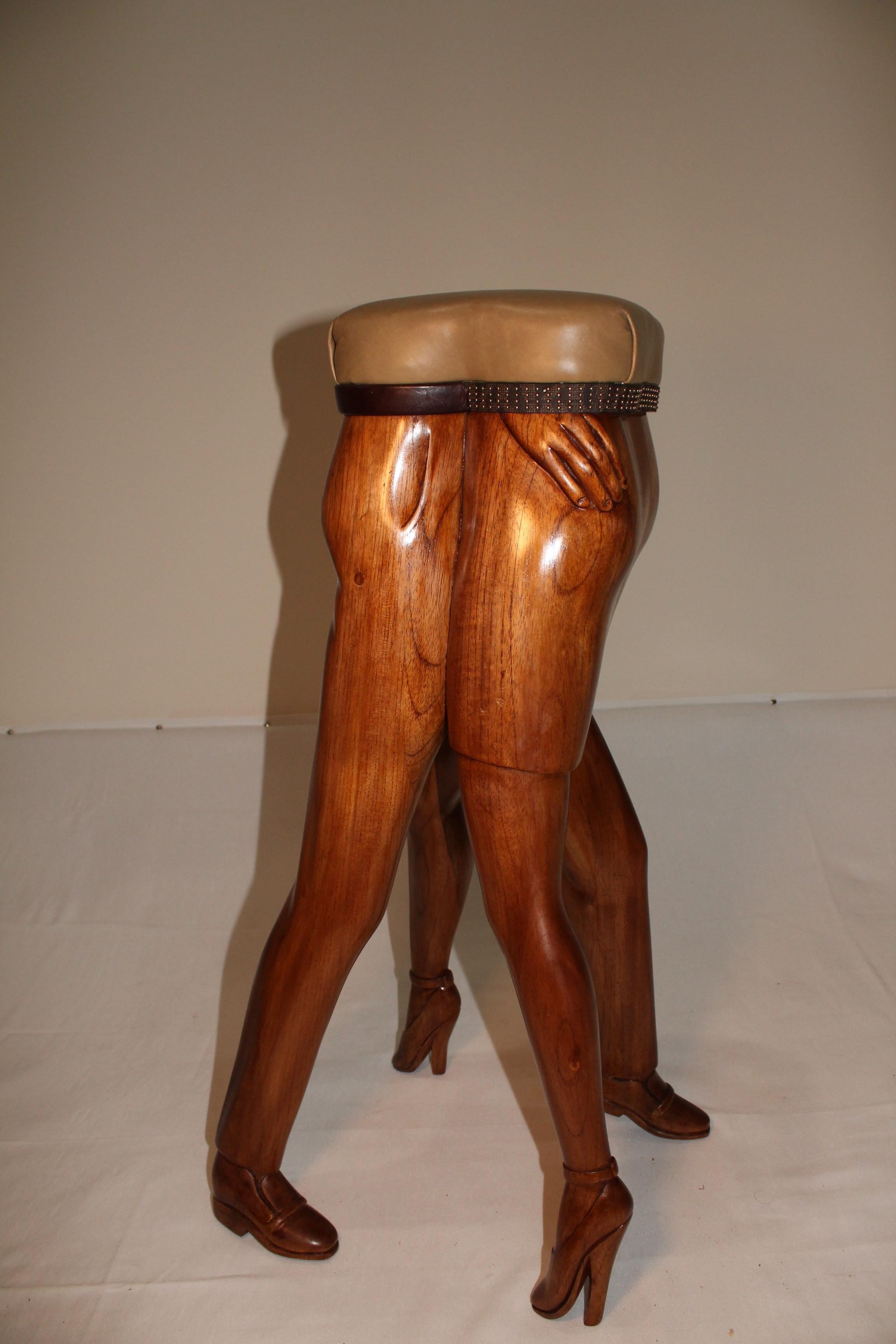 Moderno Sgabello Tango in legno massiccio di Sade con cuscino in pelle Apostille in vendita