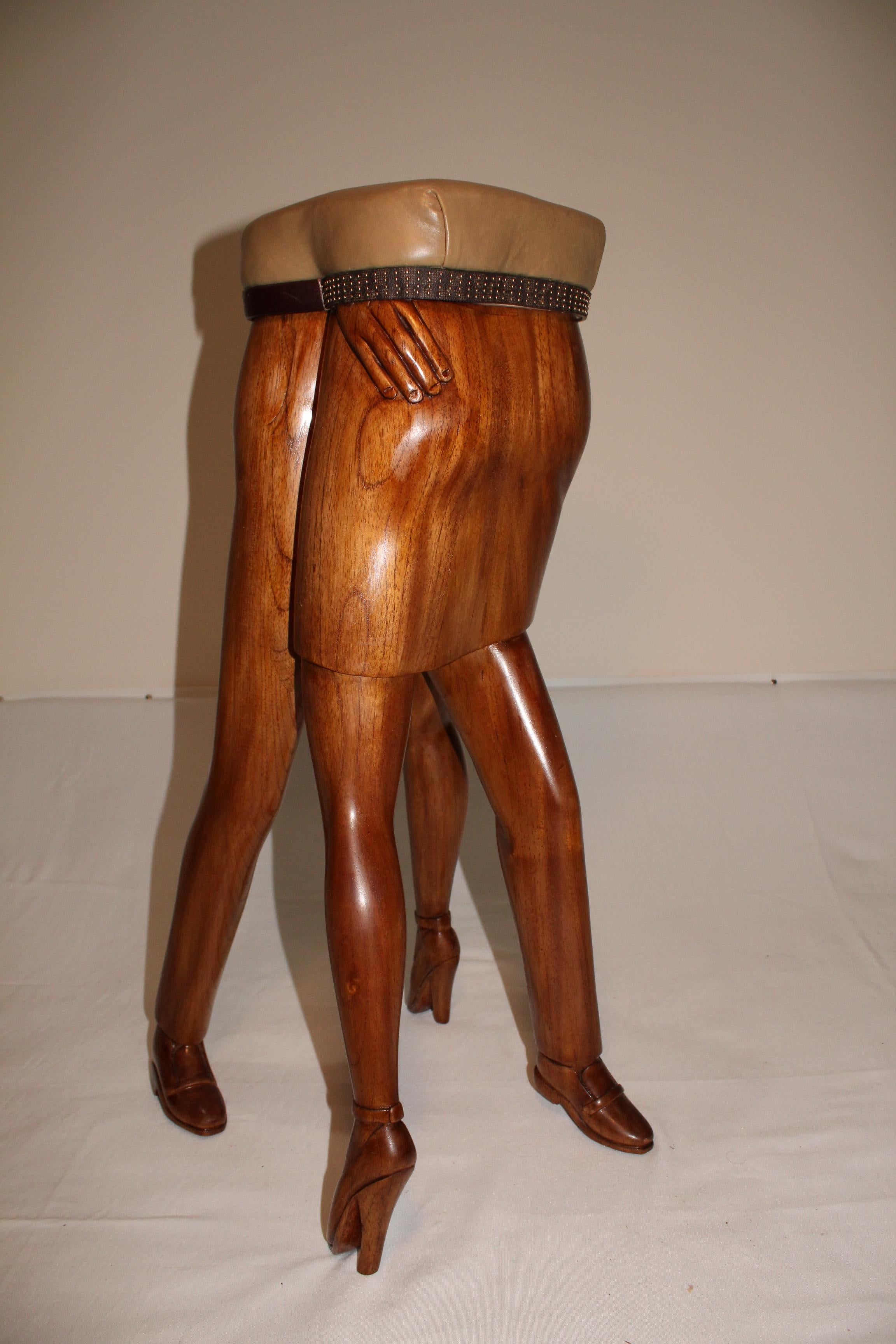 Americano Sgabello Tango in legno massiccio di Sade con cuscino in pelle Apostille in vendita