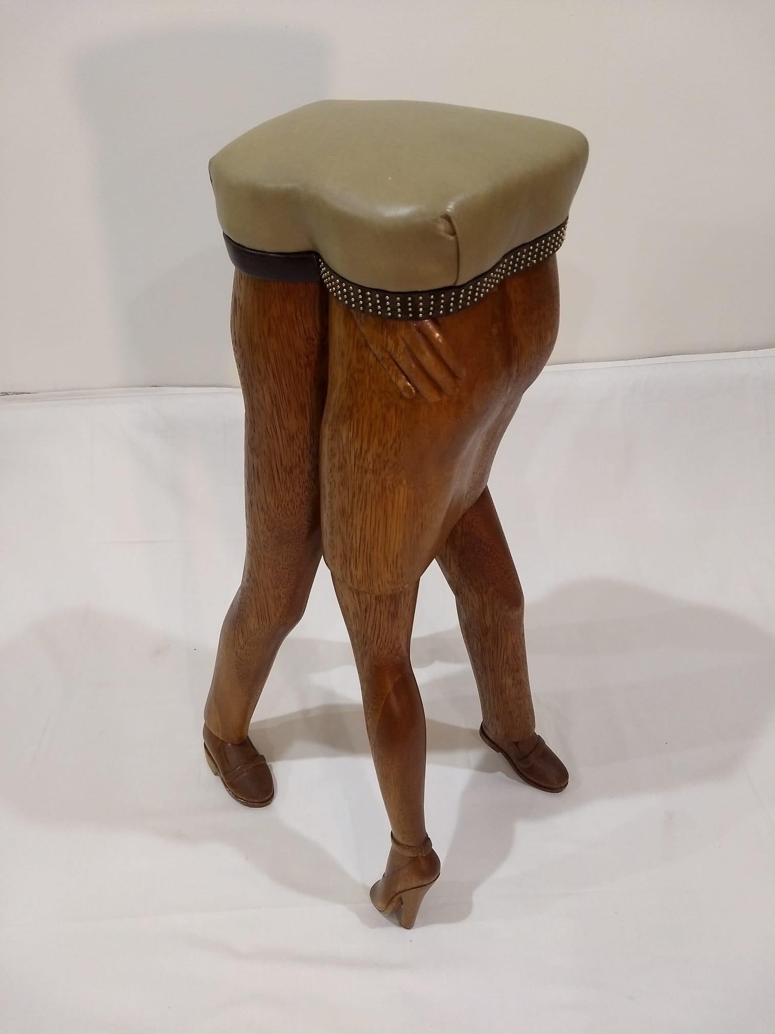 Intagliato a mano Sgabello Tango in legno massiccio di Sade con cuscino in pelle Apostille in vendita