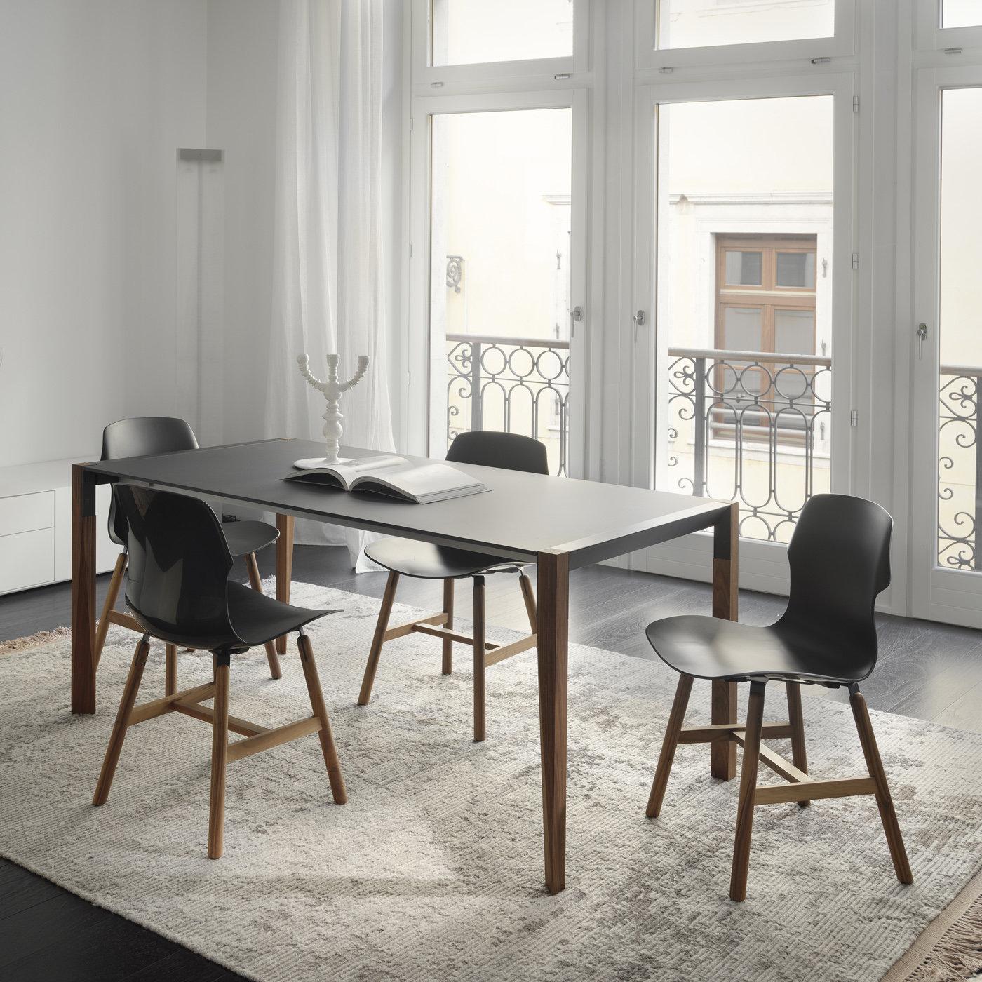 A simple and functional design is the distinctive feature of this modern and versatile table that is extendable to reach three different lengths (in cm): 125, 165 and 205. Resting on solid wood legs, top and extensions are made of Fenix, a new