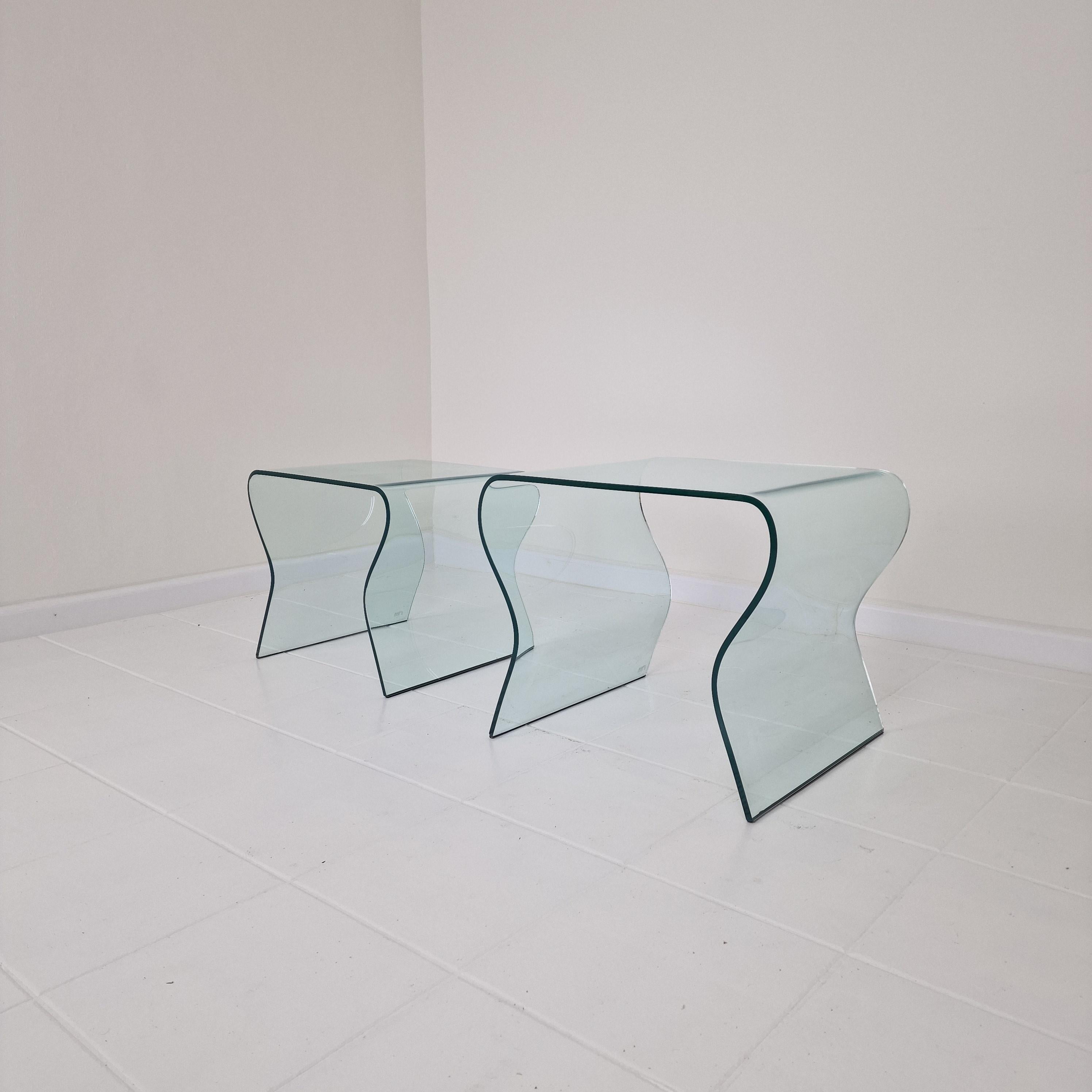 Dieses schöne und seltene Tischset wurde 1996 von Fabio di Bartolomei für FIAM Italien entworfen. 

Die Tische sind aus sehr stabilem, gebogenem Glas gefertigt.
Es wird nicht mehr produziert. 

Größentabelle 1:
47 cm (18,5