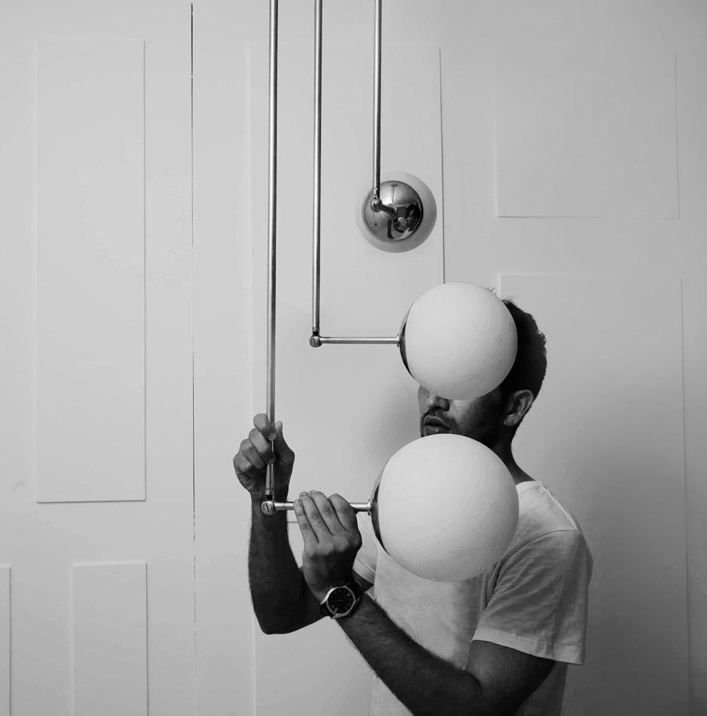 Tango nasce dalla sperimentazione giocosa con componenti di illuminazione vintage per creare apparecchi di illuminazione che fondono forme scultoree con materiali lavorati a mano. I gomiti articolati e i paralumi in ottone creano un'armatura