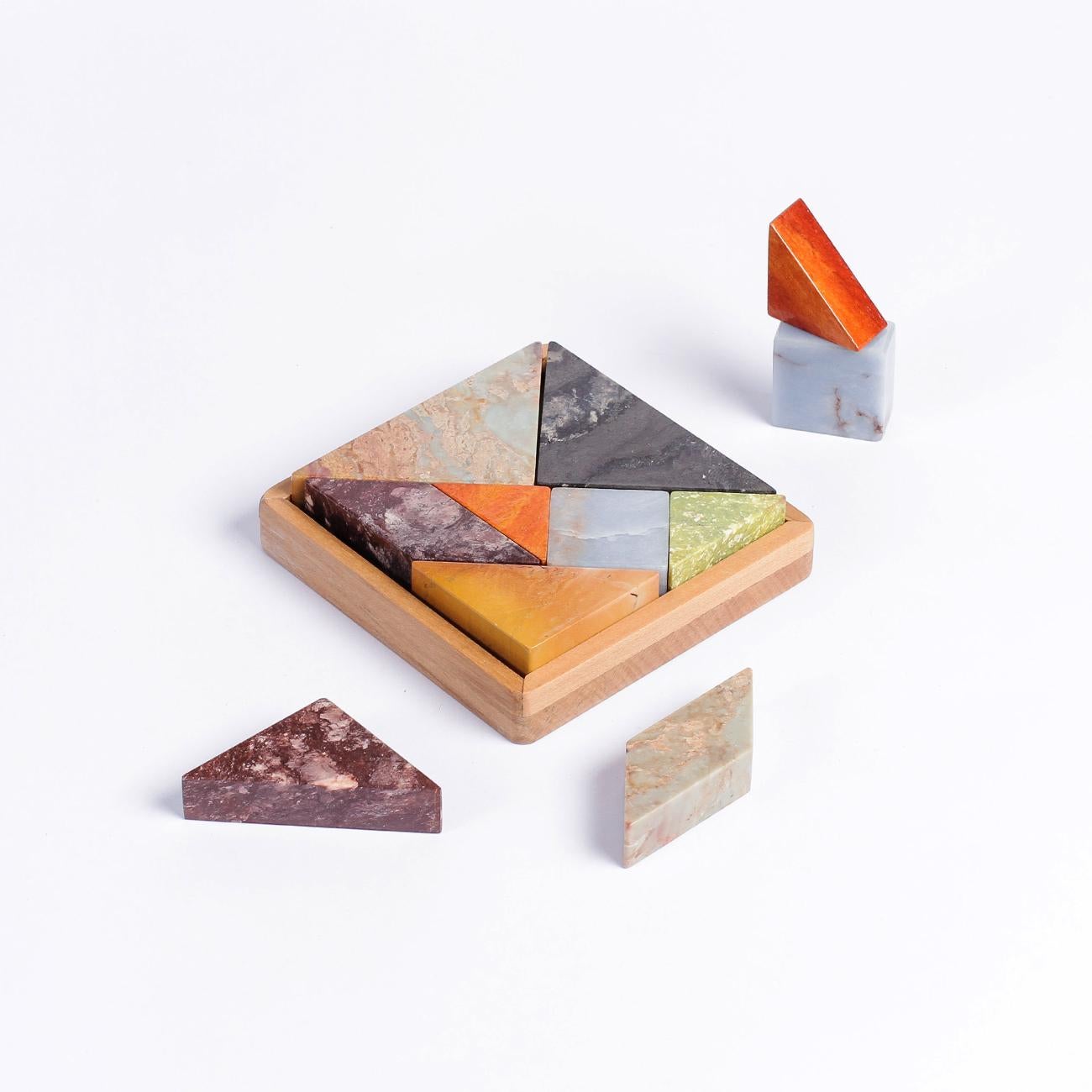 Riscopri il Tangram: un rompicapo senza tempo che affonda le sue radici nella creatività e nella risoluzione dei problemi, reimmaginato come un'elegante decorazione di pietre preziose. Un regalo perfetto per gli appassionati di psicologia, per i