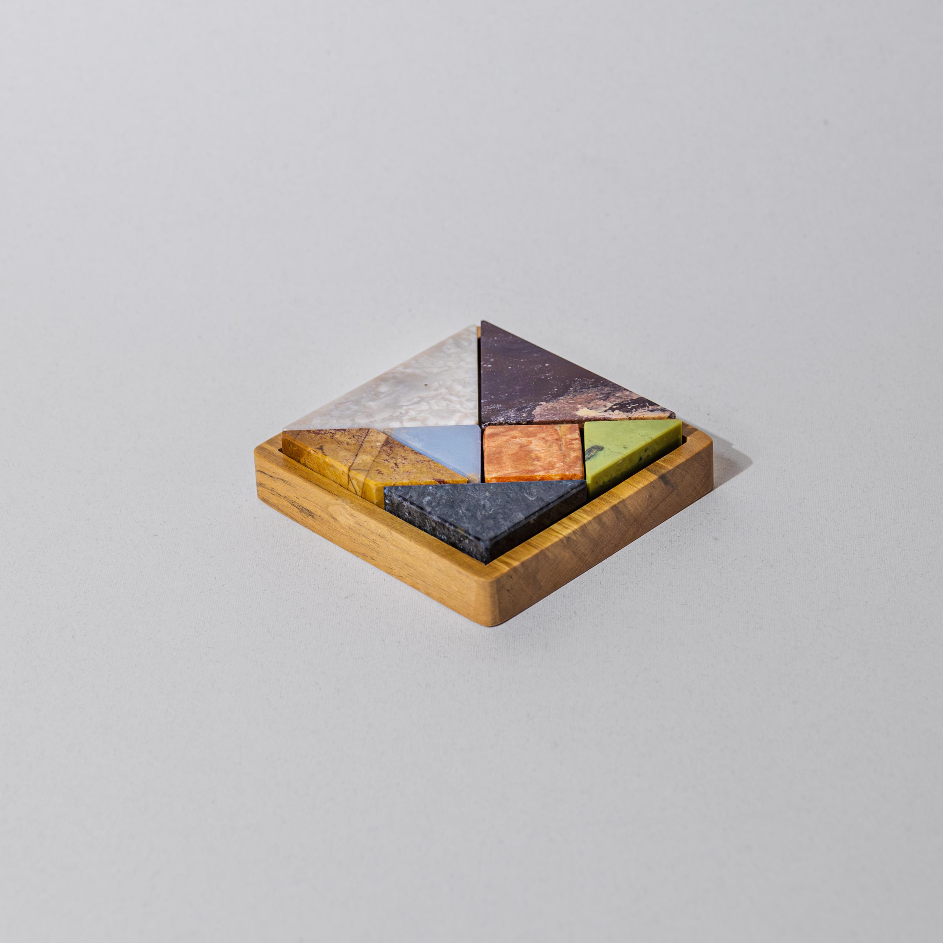 Intagliato Puzzle Tangram con pietre preziose colorate in vendita