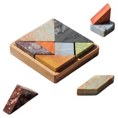 Puzzle Tangram con pietre preziose colorate