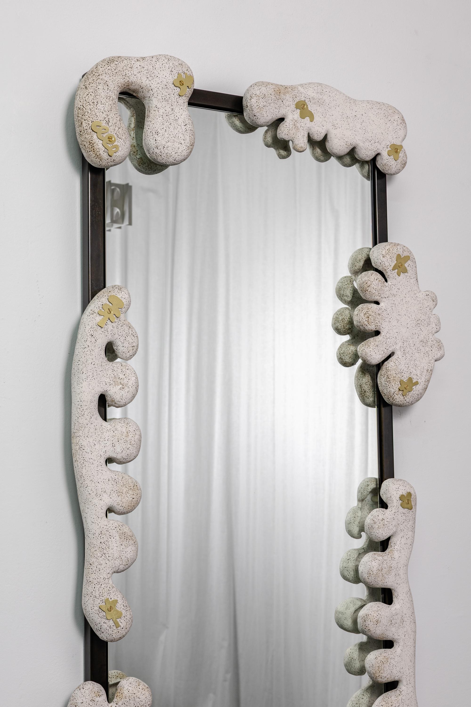 Espejo de pared largo hasta el suelo Tanguay 
Por Calyer Ceramics y Luft Tanaka Studio
2025
Cerámica esmaltada, espejo de cristal, acero y latón.

24