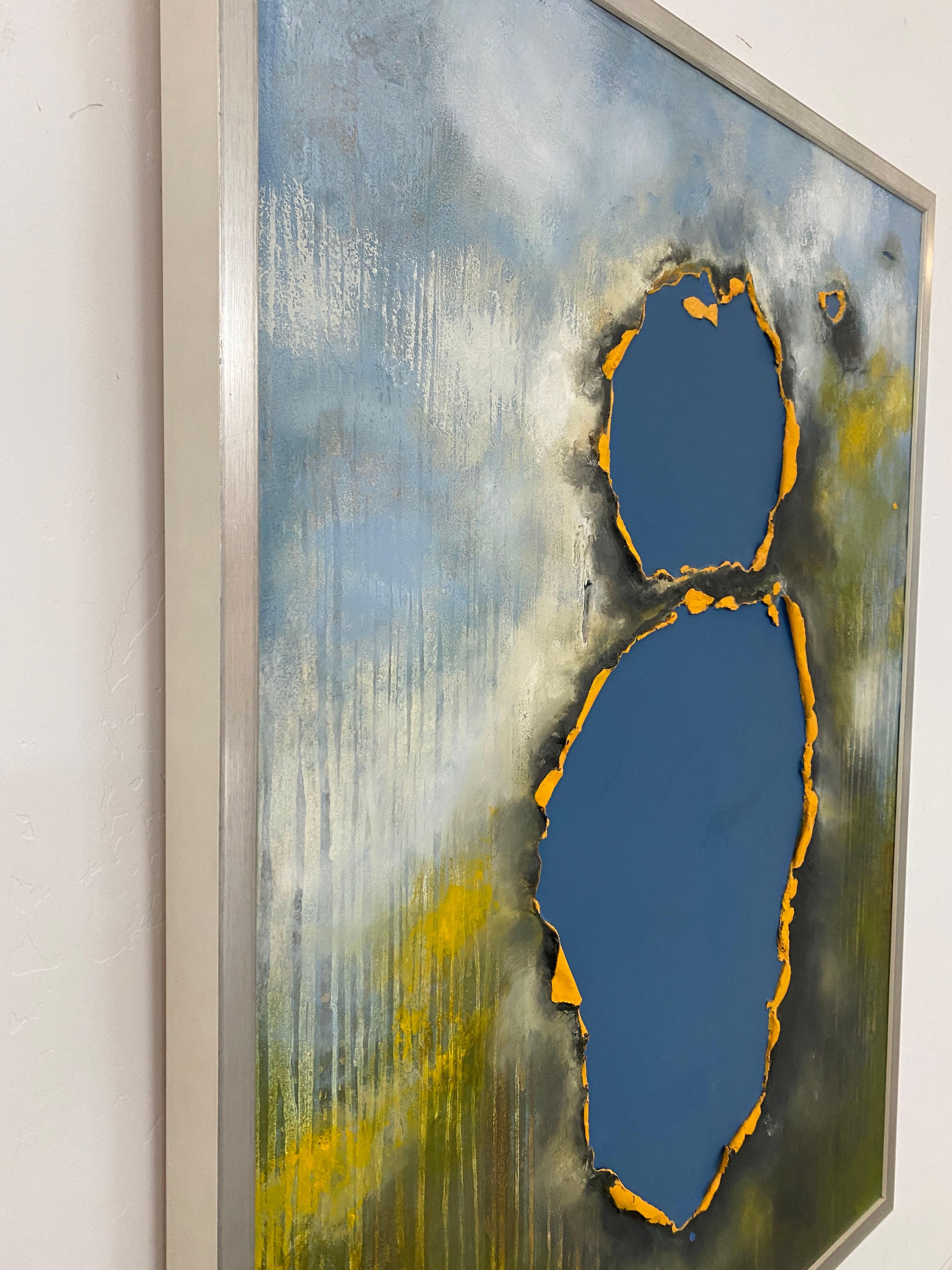 Blasted Through and it's Blue, peinture à l'huile, à l'encaustique, bleu et jaune abstrait - Abstrait Painting par Tania Dibbs