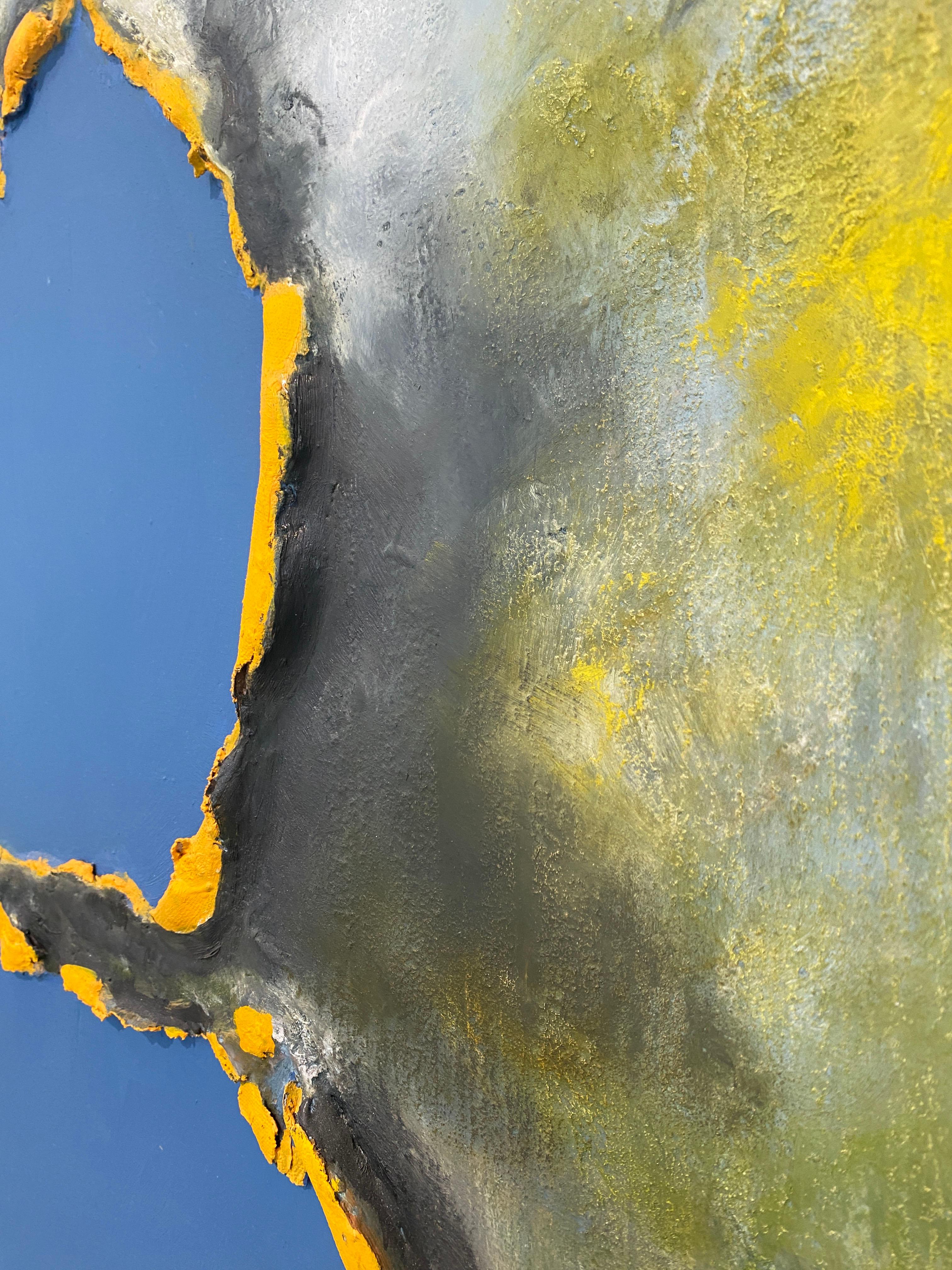 Blasted Through and it's Blue, peinture à l'huile, à l'encaustique, bleu et jaune abstrait - Gris Abstract Painting par Tania Dibbs