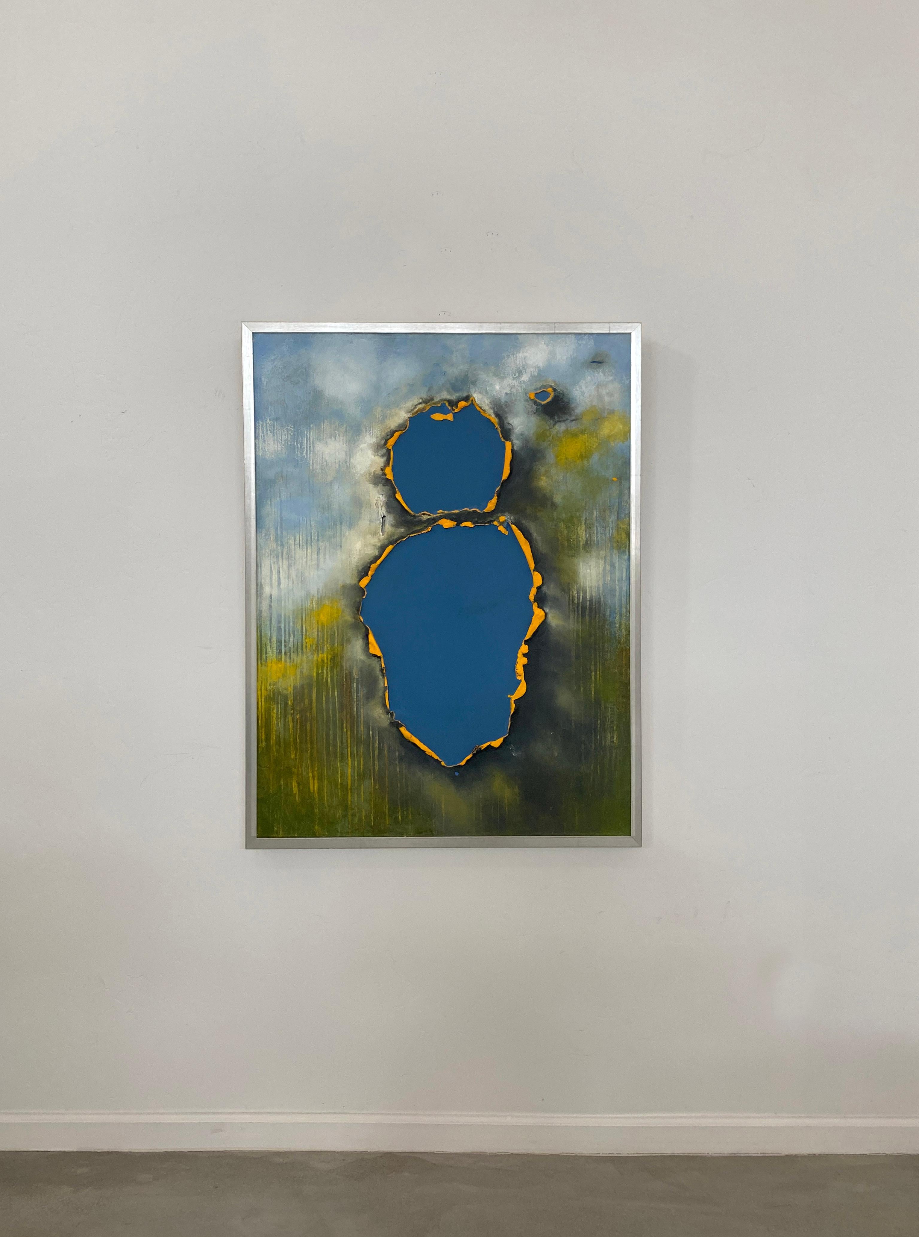 Tania Dibbs Abstract Painting – Blasted Through and it's Blue, Ölgemälde, Enkaustik, abstraktes Blau und Gelb