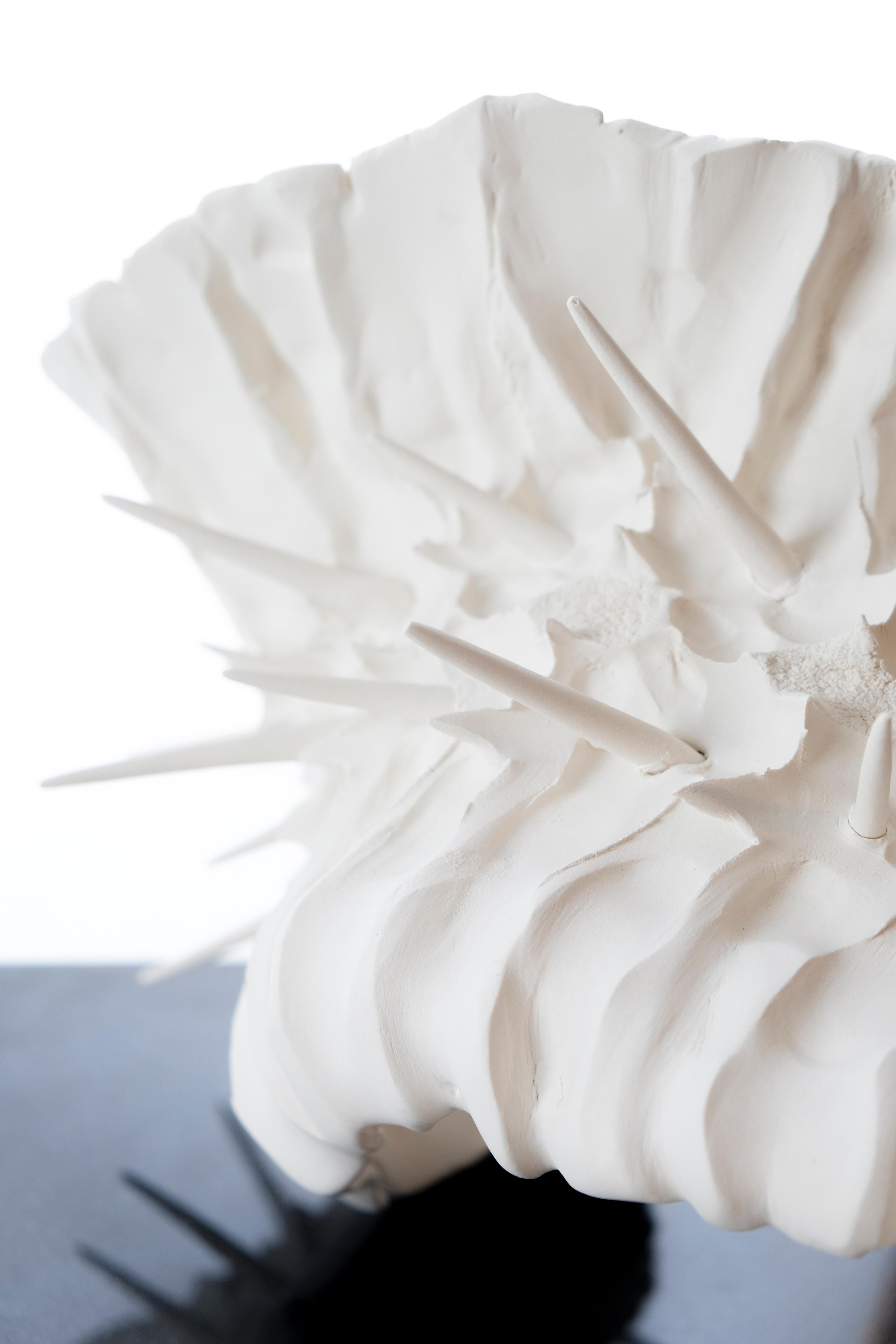 Sculpture en porcelaine : « Cerf-pillar » en vente 1