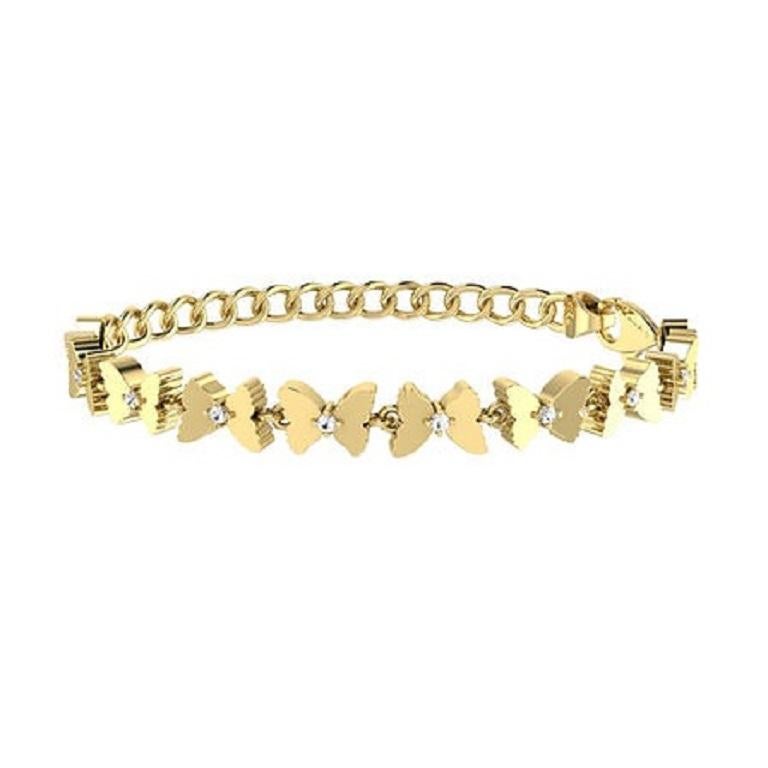 Esta exquisita pulsera de oro amarillo de 18 quilates combina la elegancia con un toque juguetón, mostrando una cadena semicubana adornada con mariposas doradas con acento de diamante. Perfectamente equilibrada, esta pieza ofrece una declaración