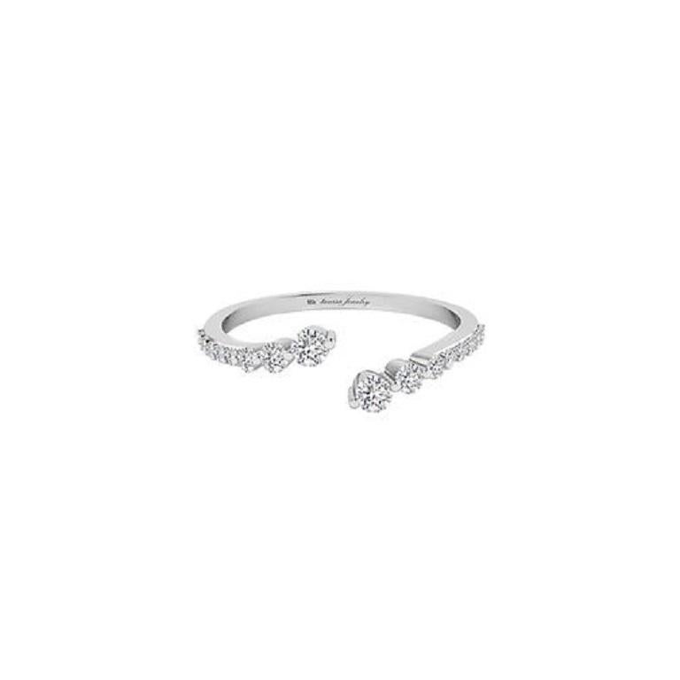 L'anello Graduating Wave Diamond in oro 18 carati presenta un grazioso design a onda con diamanti che aumentano gradualmente di dimensione, creando un flusso di scintille sorprendente. Disponibile in oro bianco, giallo e rosa, questo anello dona un