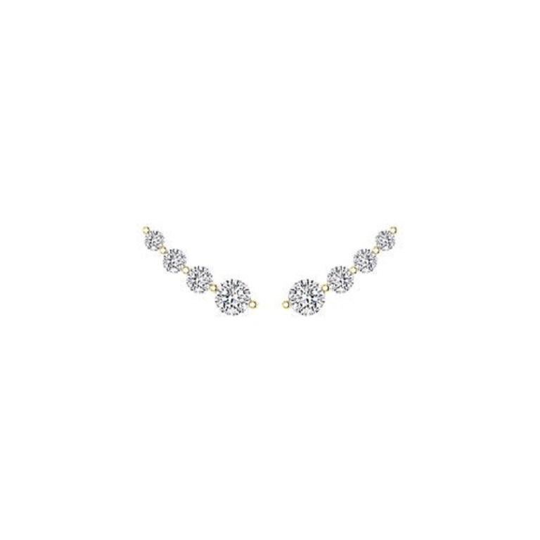 Realizzati in oro 18 carati, questi orecchini a onda graduata con diamanti presentano un design accattivante in cui i diamanti aumentano elegantemente di dimensione, creando un effetto onda fluente che brilla a ogni movimento. Disponibili in oro